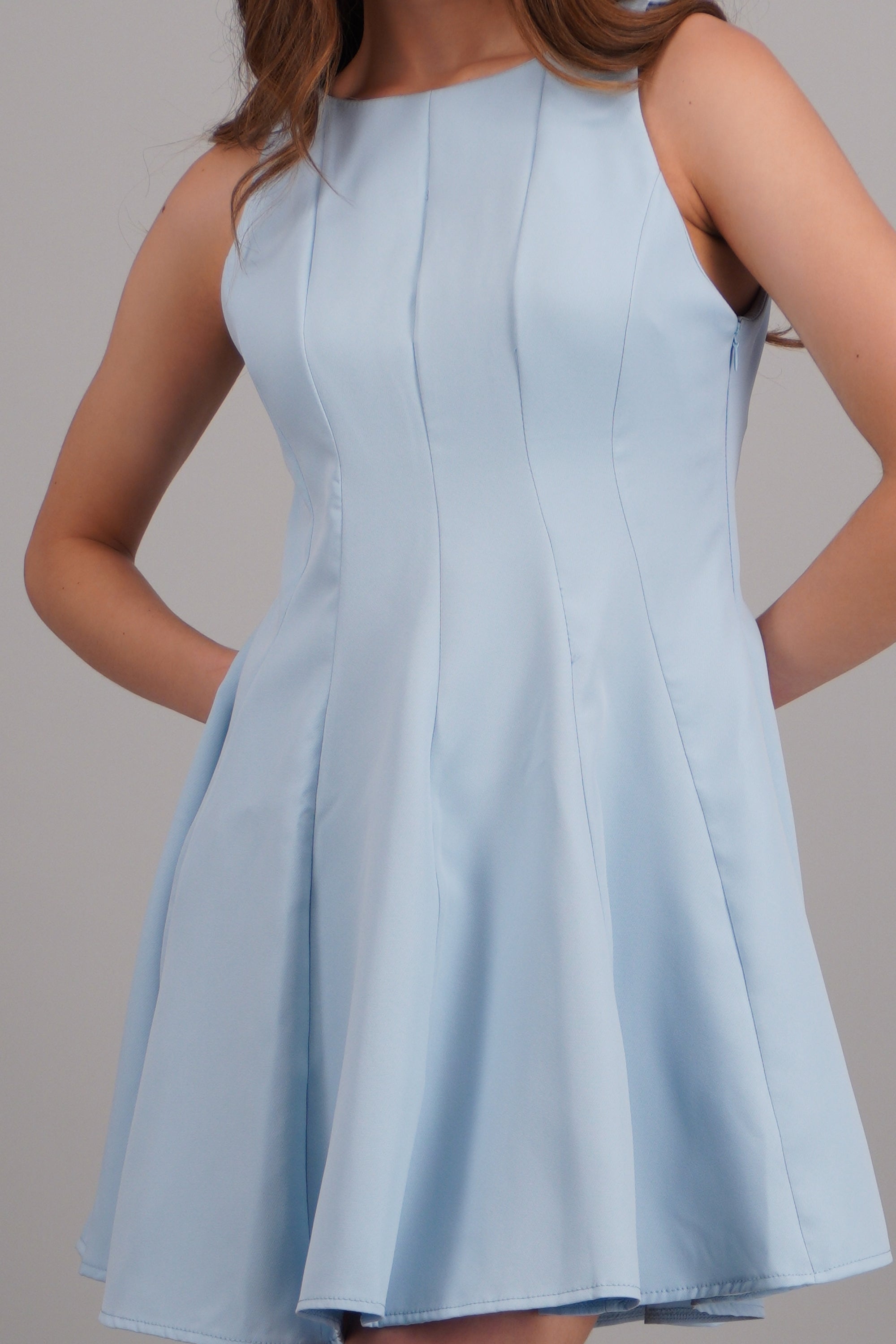 Vestido mini con cortes cuello redondo AZUL PASTEL