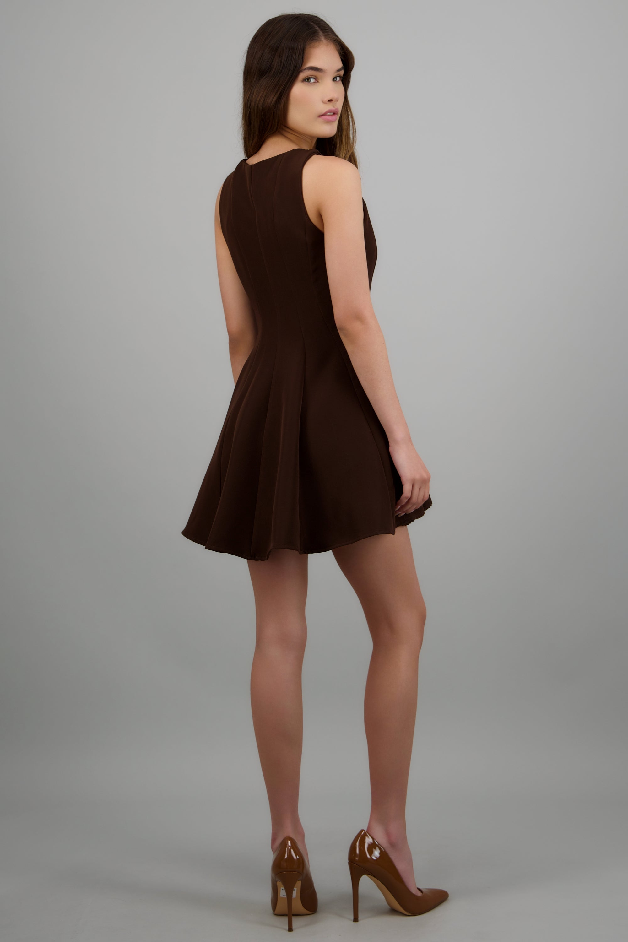Vestido mini con cortes cuello redondo CHOCOLATE