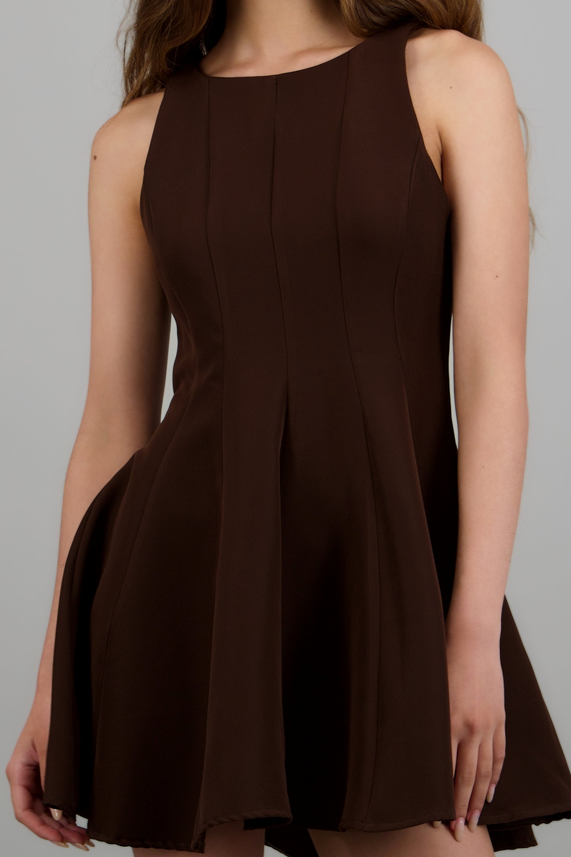 Vestido mini con cortes cuello redondo CHOCOLATE