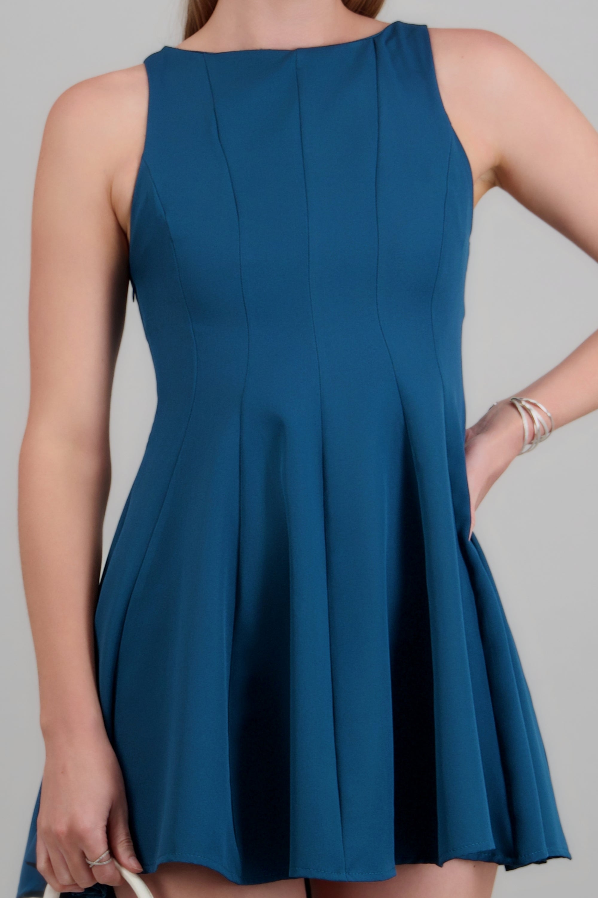 Vestido mini con cortes cuello redondo PETROLEO