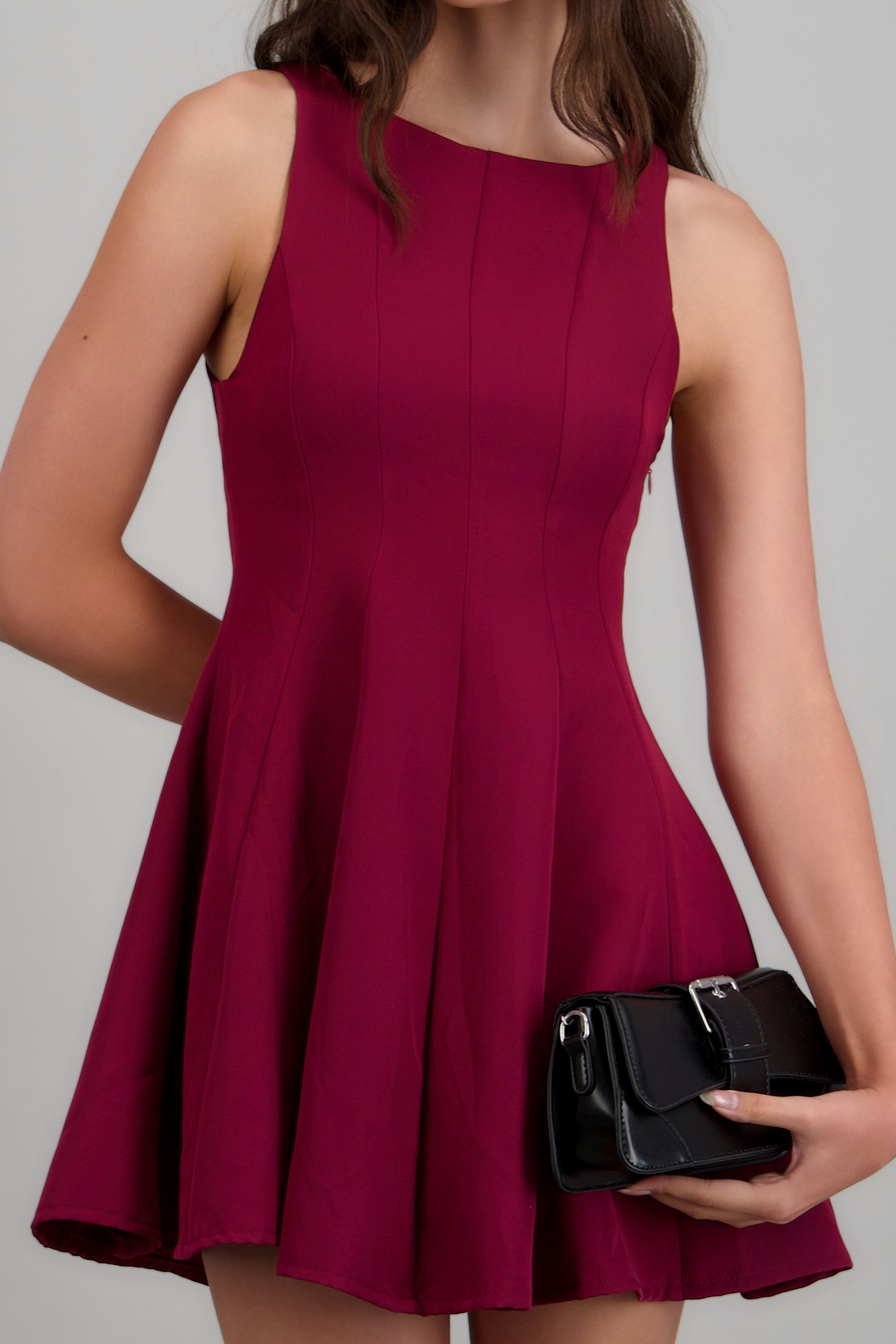 Vestido mini con cortes cuello redondo VINO