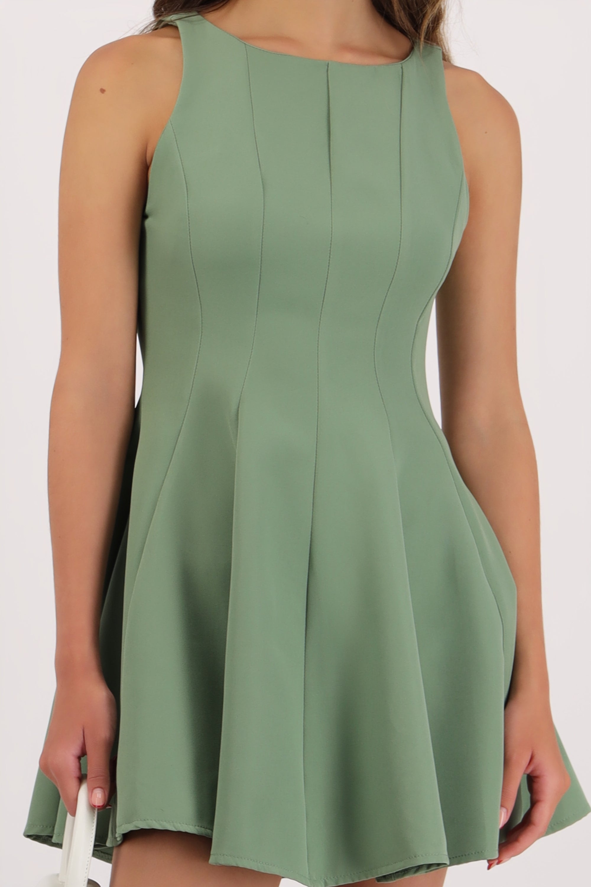 Vestido mini con cortes cuello redondo OLIVO