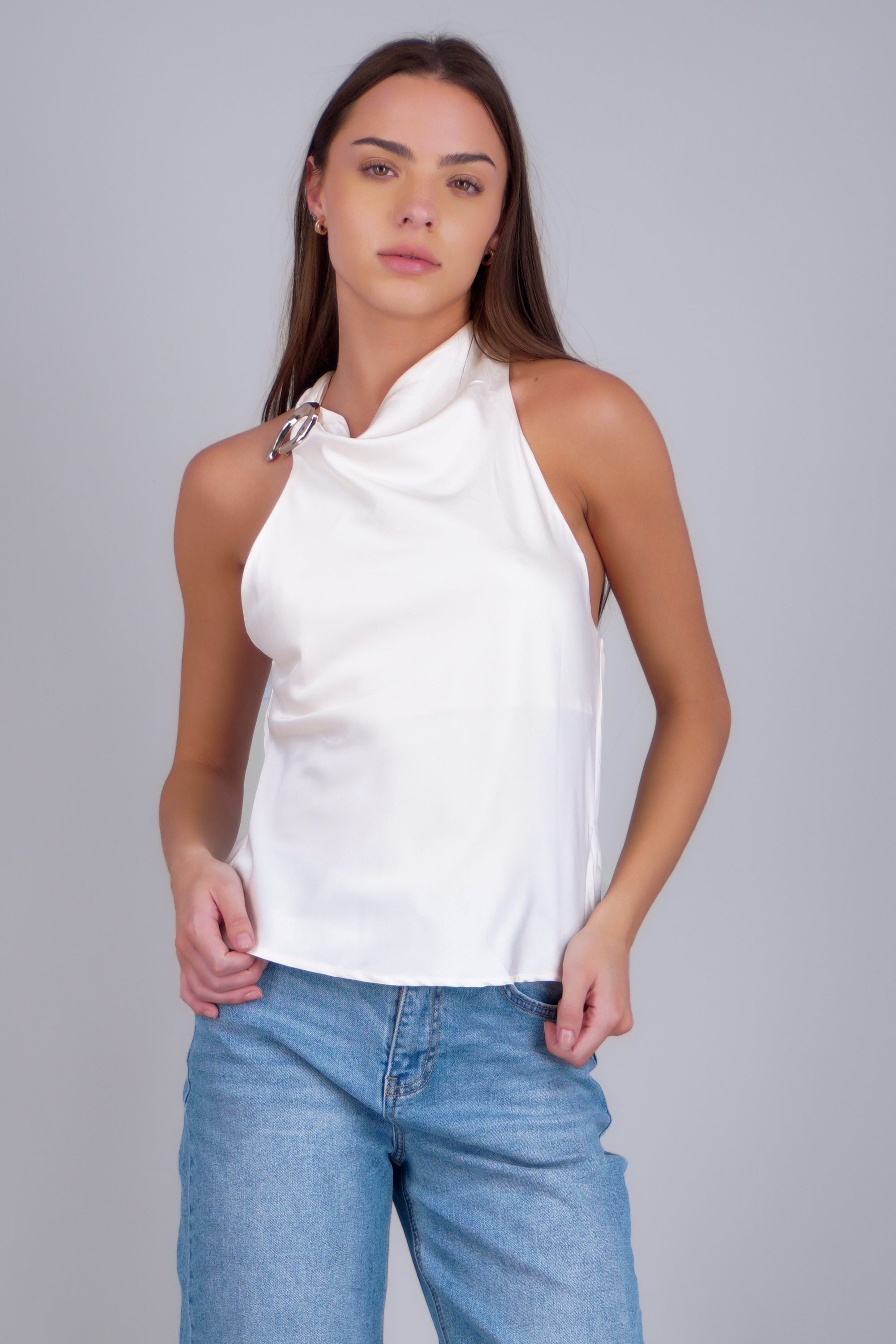 Blusa halter satin detalle herraje HUESO