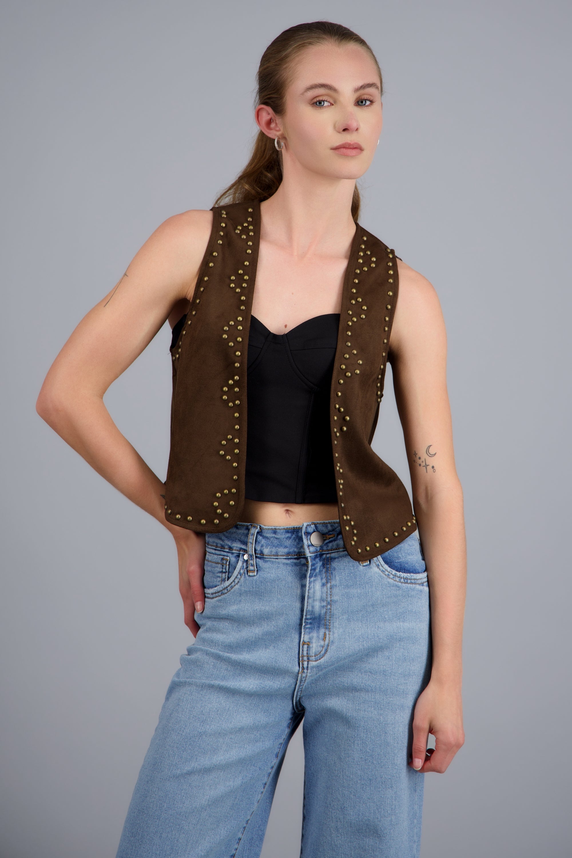 Chaleco suede con estoperoles CAFE