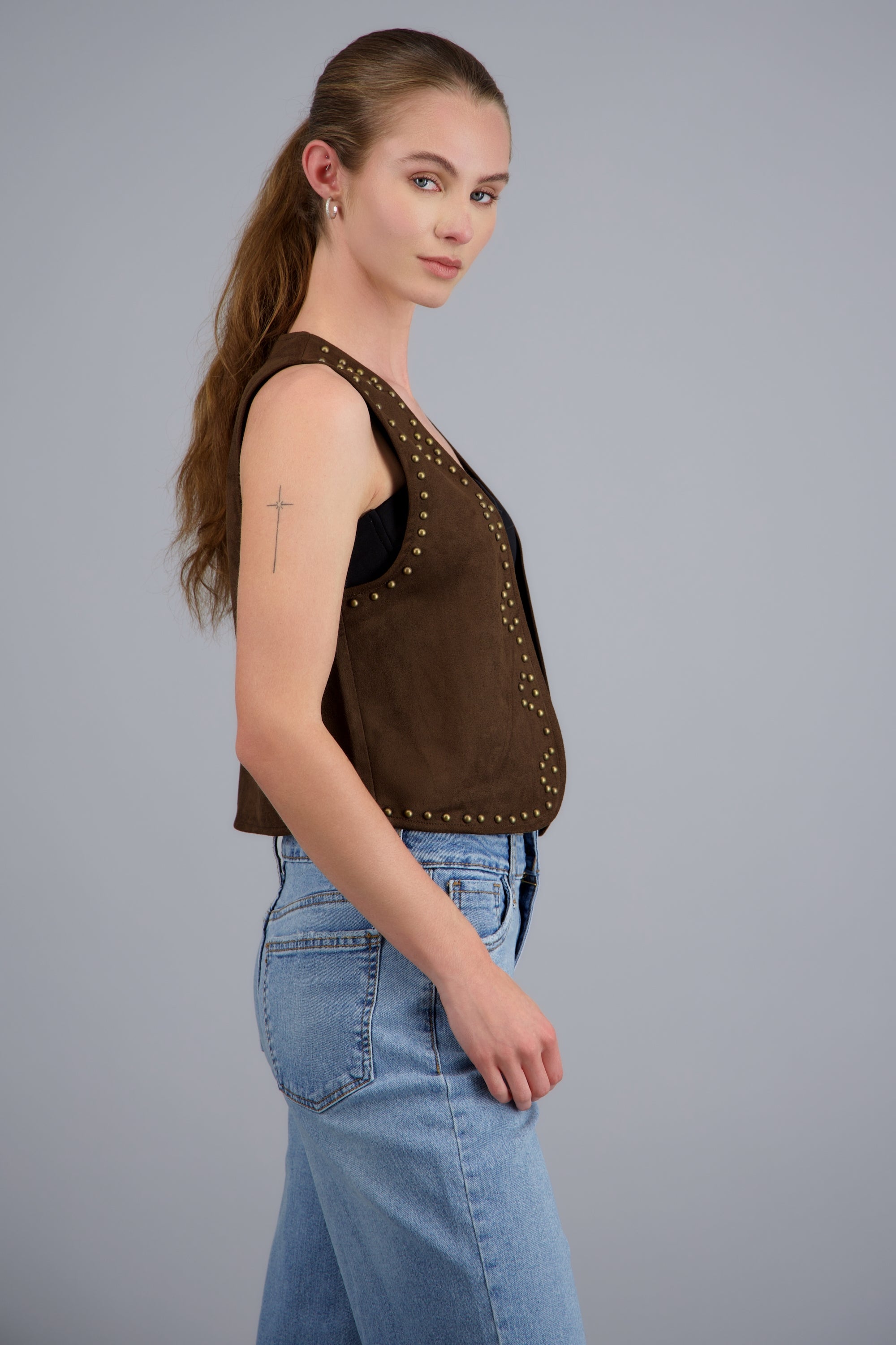 Chaleco suede con estoperoles CAFE