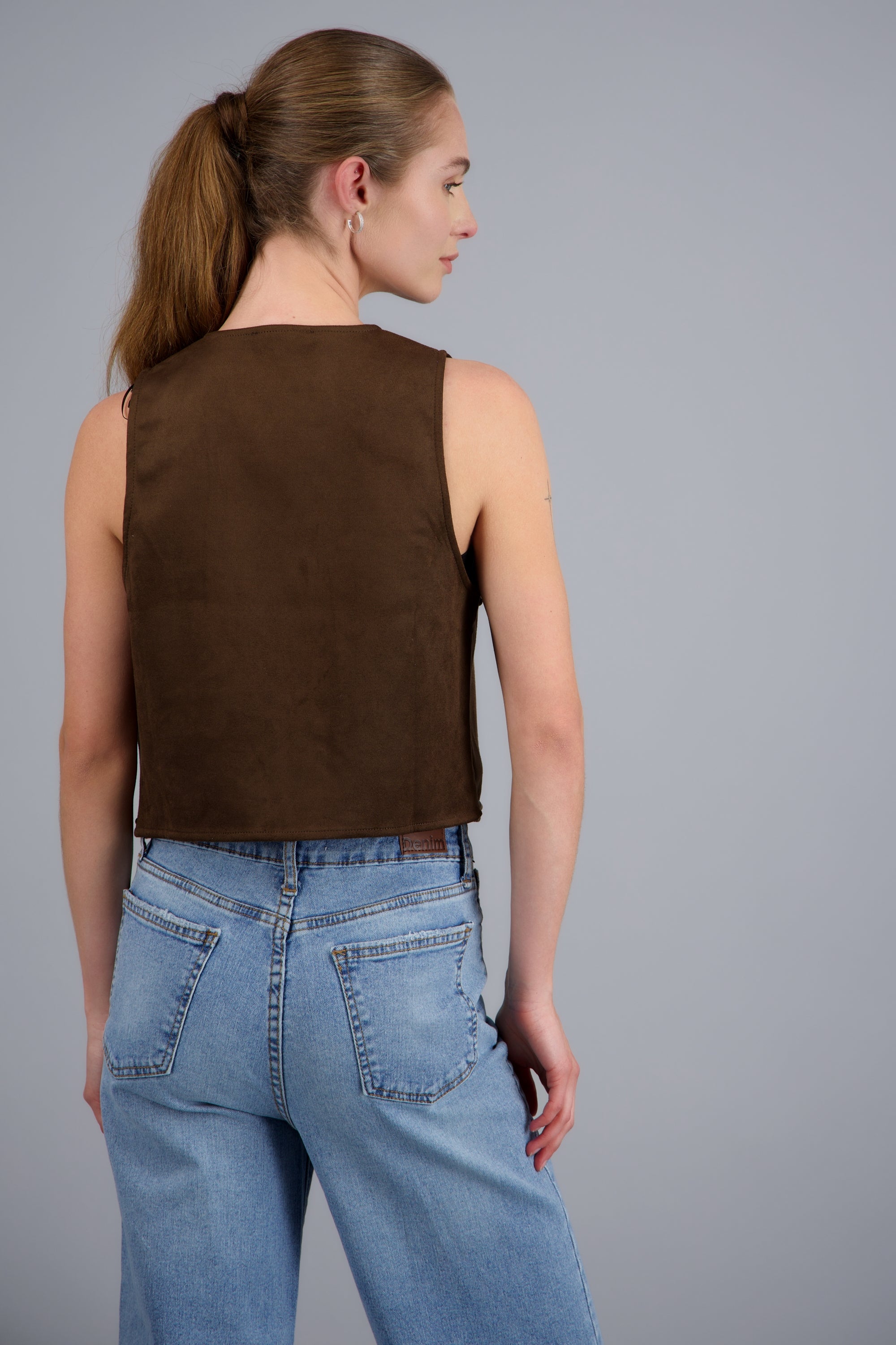 Chaleco suede con estoperoles CAFE