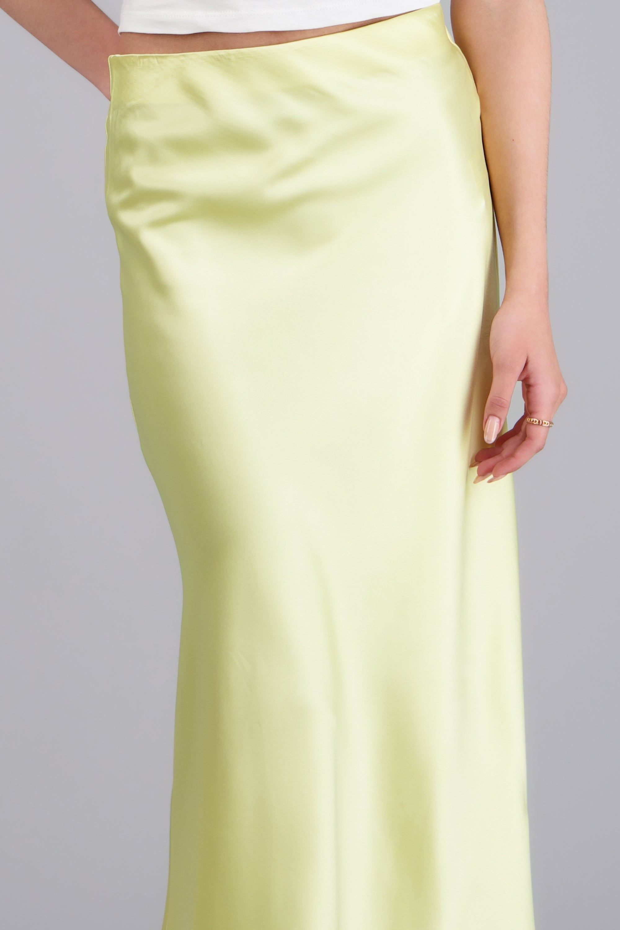 Falda satinada midi lisa AMARILLO