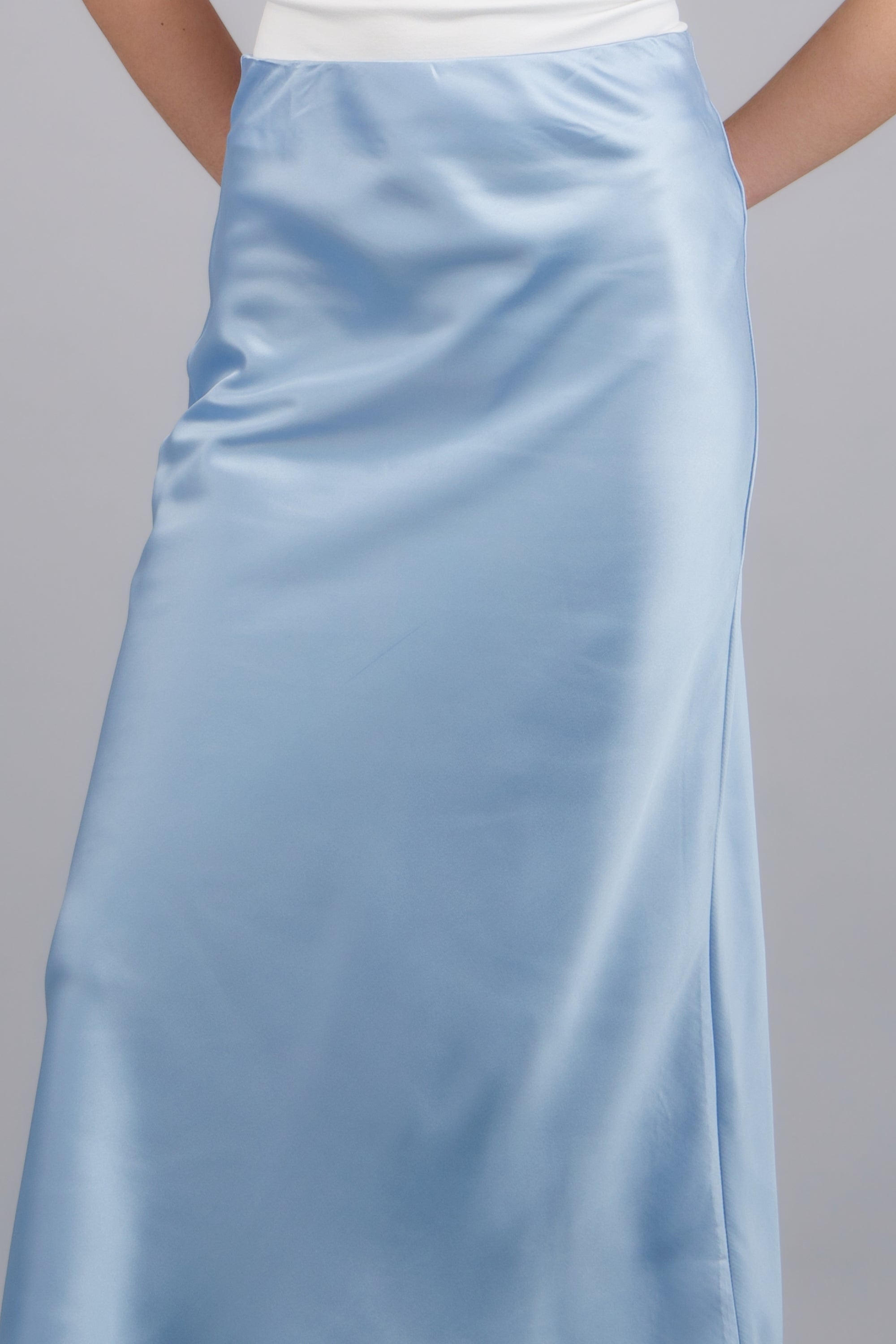 Falda satinada midi lisa AZUL CIELO