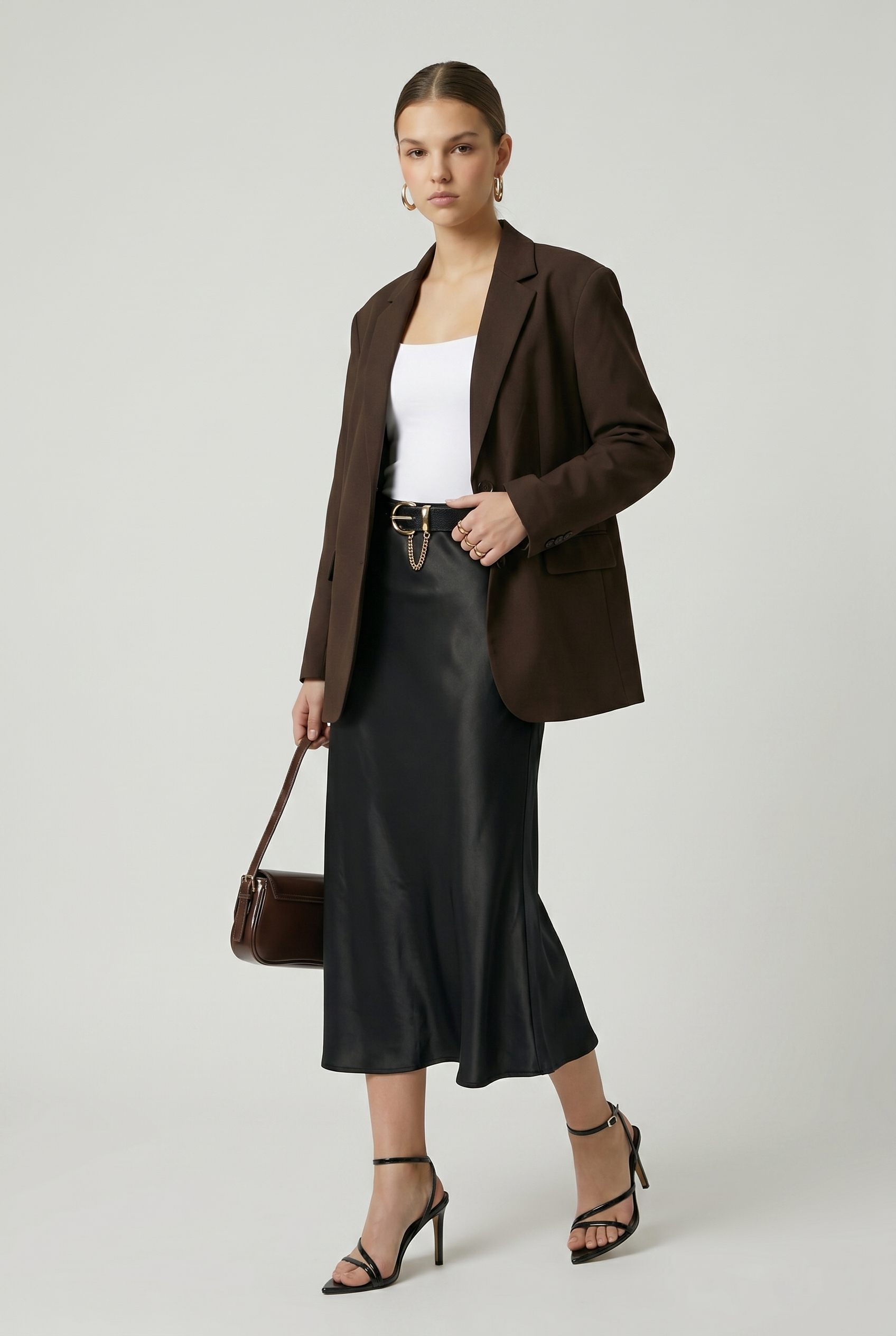 Falda satinada midi lisa NEGRO