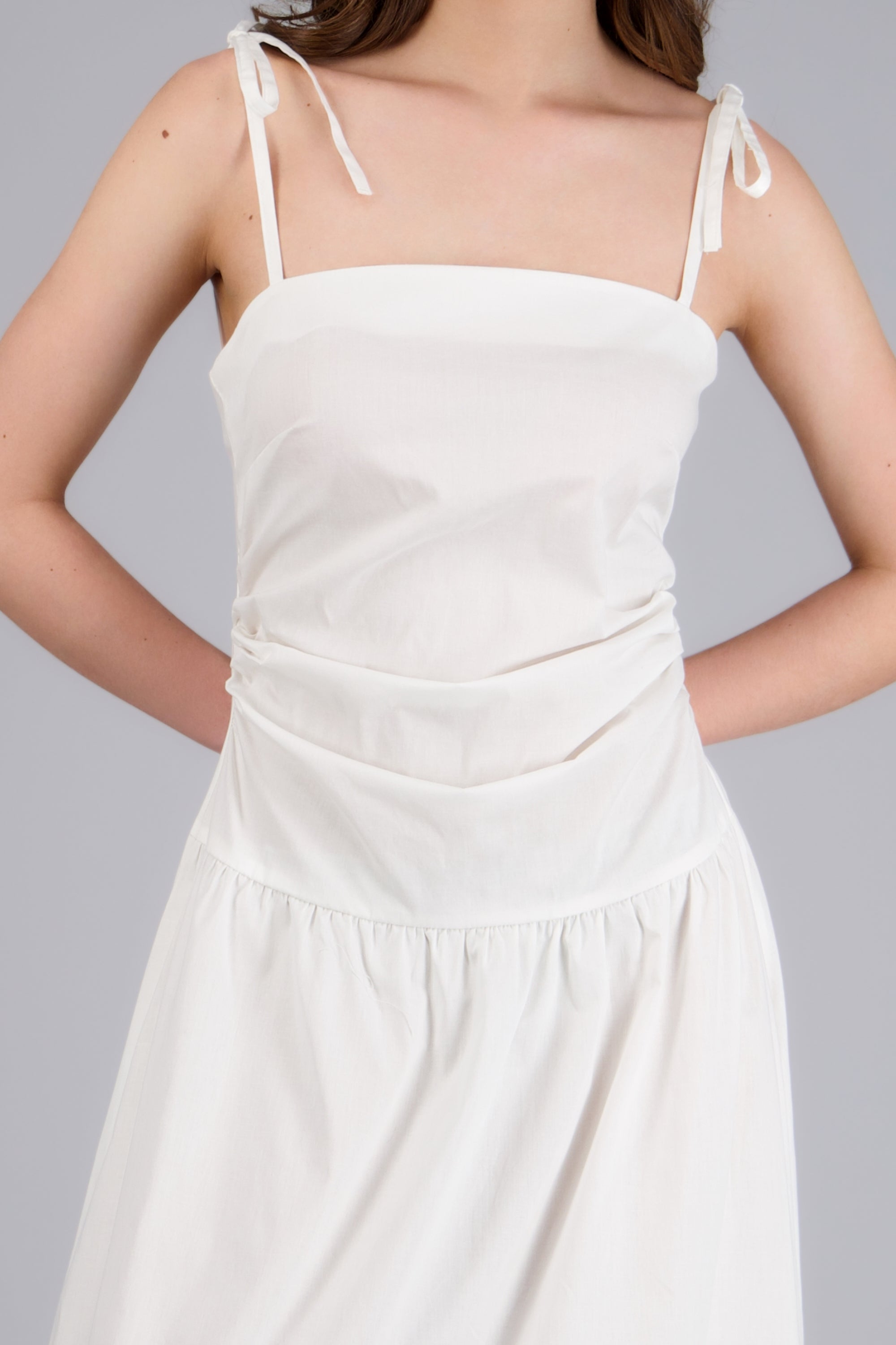 Vestido ligero efecto drapeado HUESO