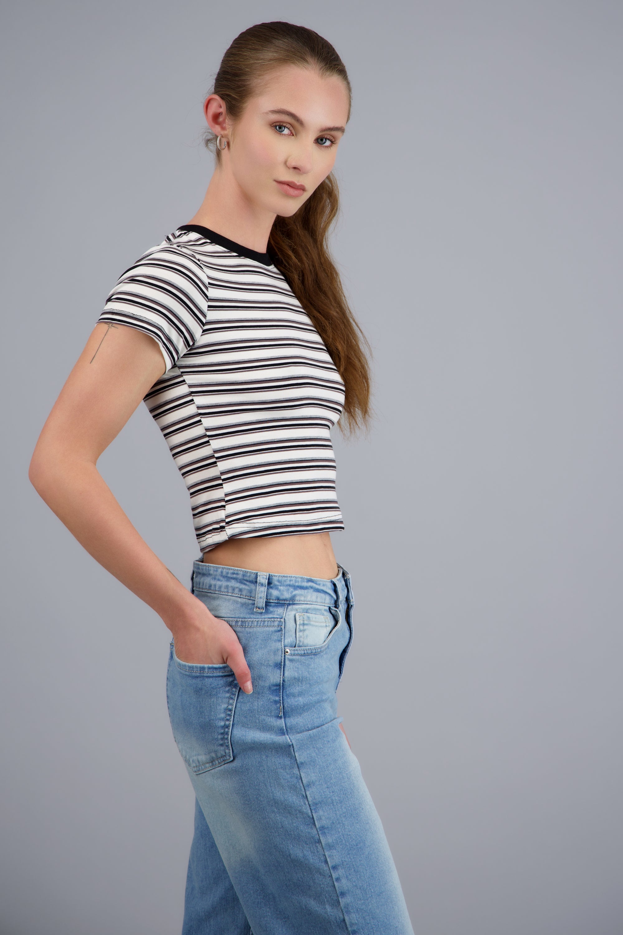 Playera estampado rayas cuello contraste CAFE COMBO