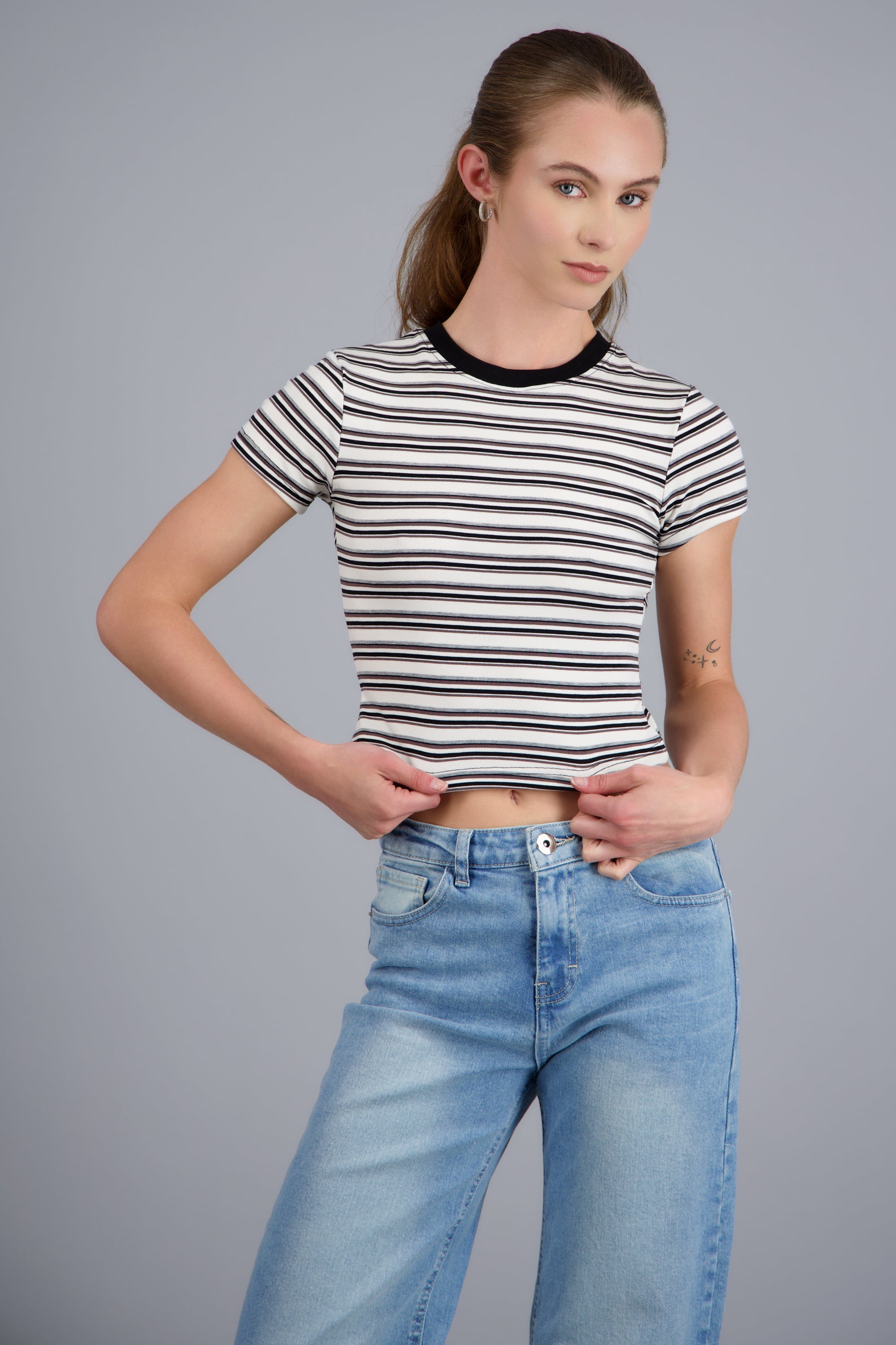 Playera estampado rayas cuello contraste CAFE COMBO