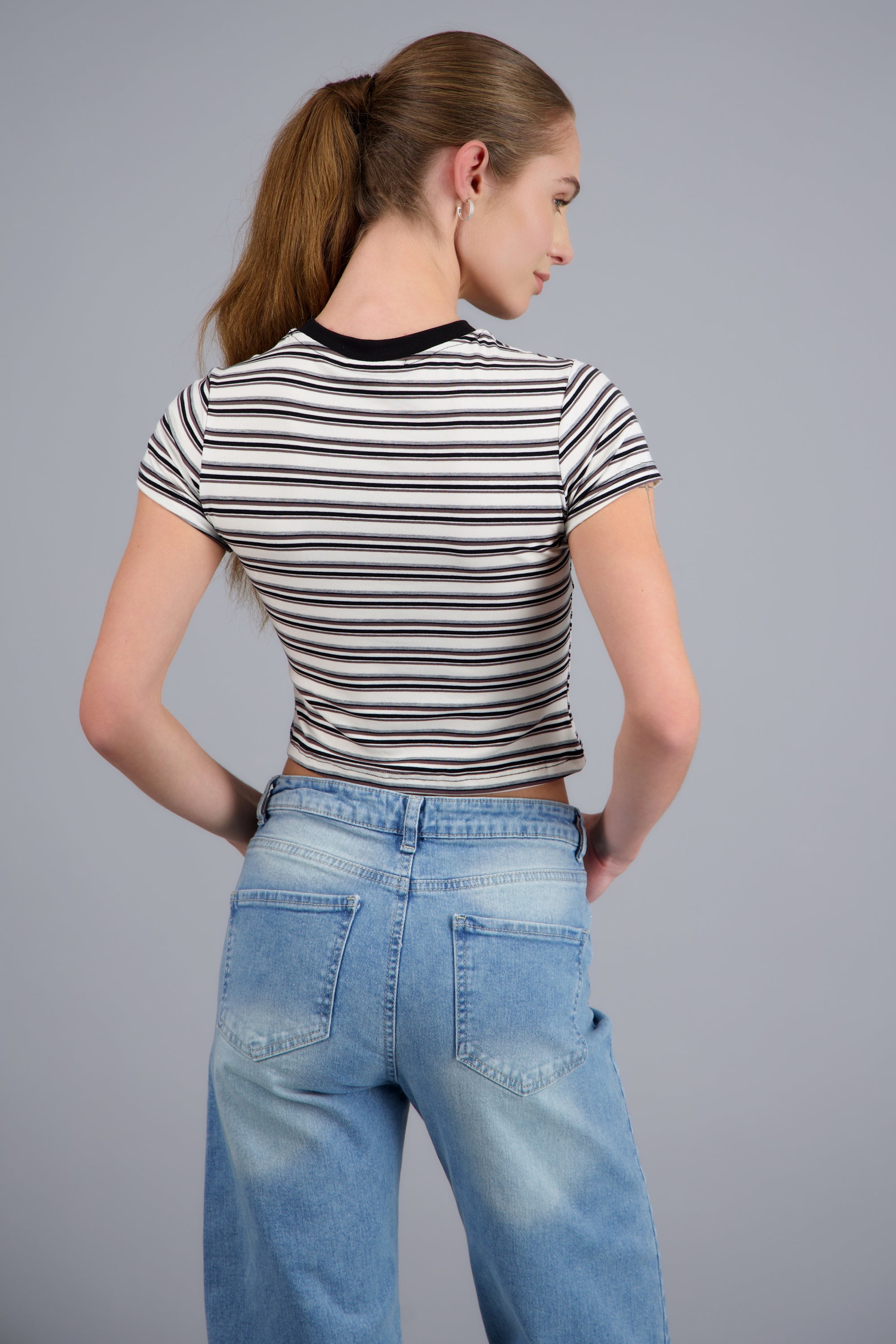 Playera estampado rayas cuello contraste CAFE COMBO