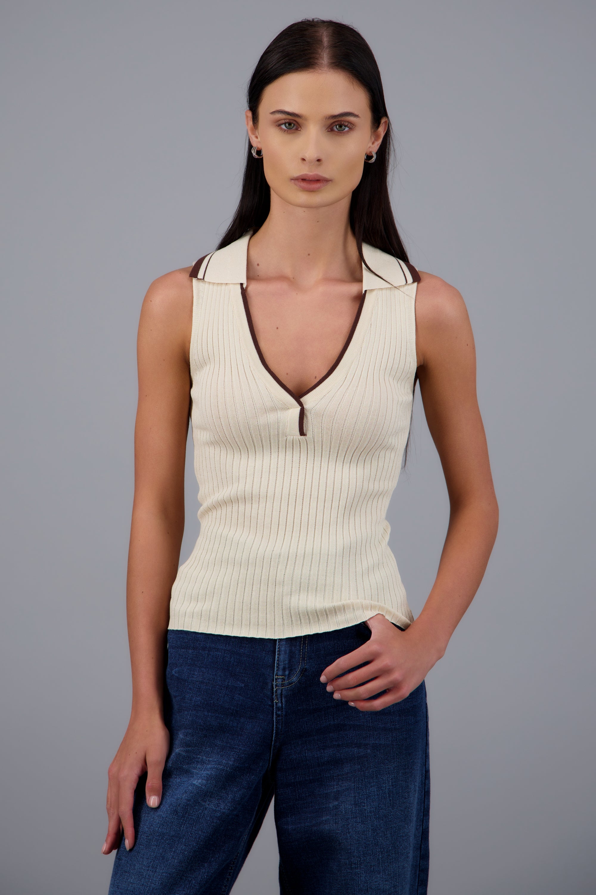 top tejido escote v cuello tipo polo CREMA