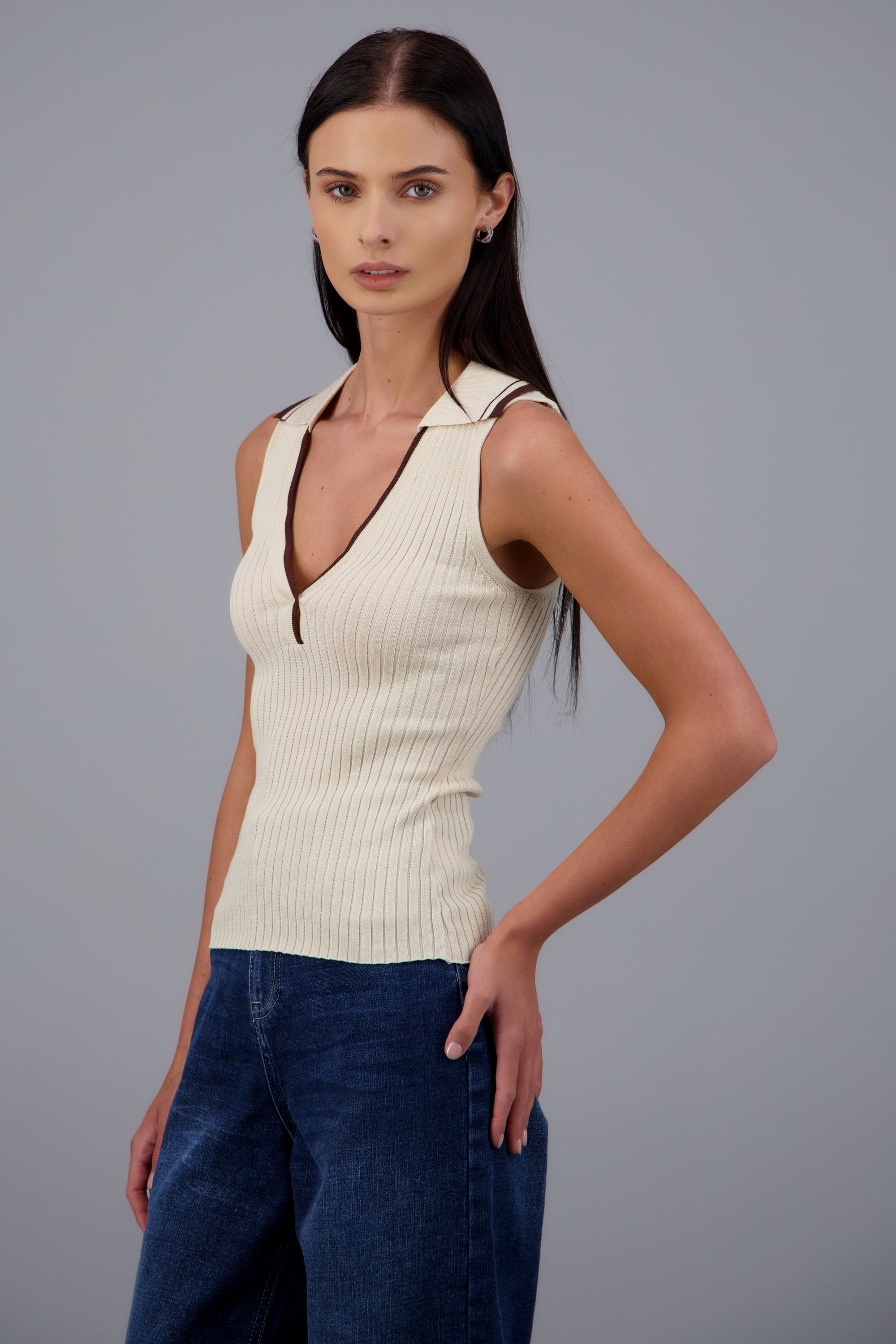 top tejido escote v cuello tipo polo CREMA