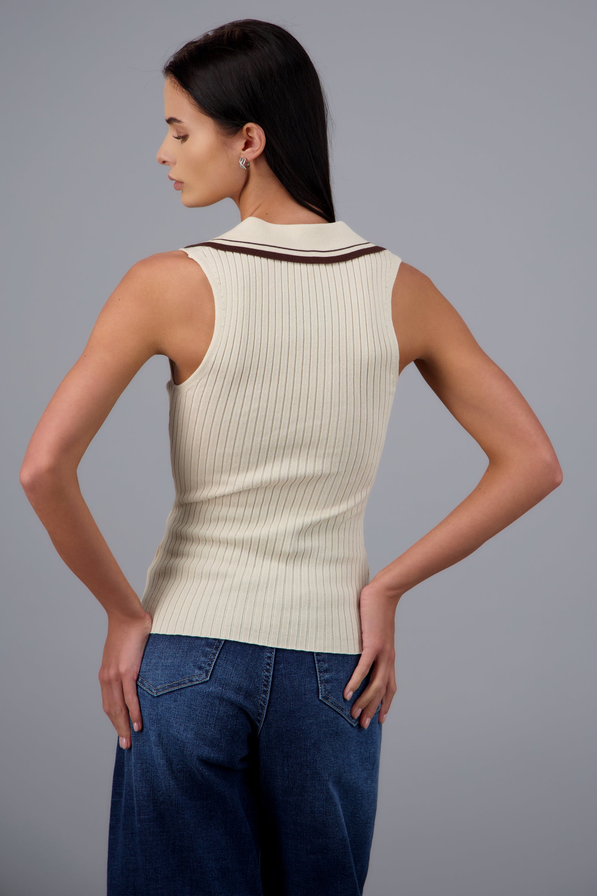 top tejido escote v cuello tipo polo CREMA
