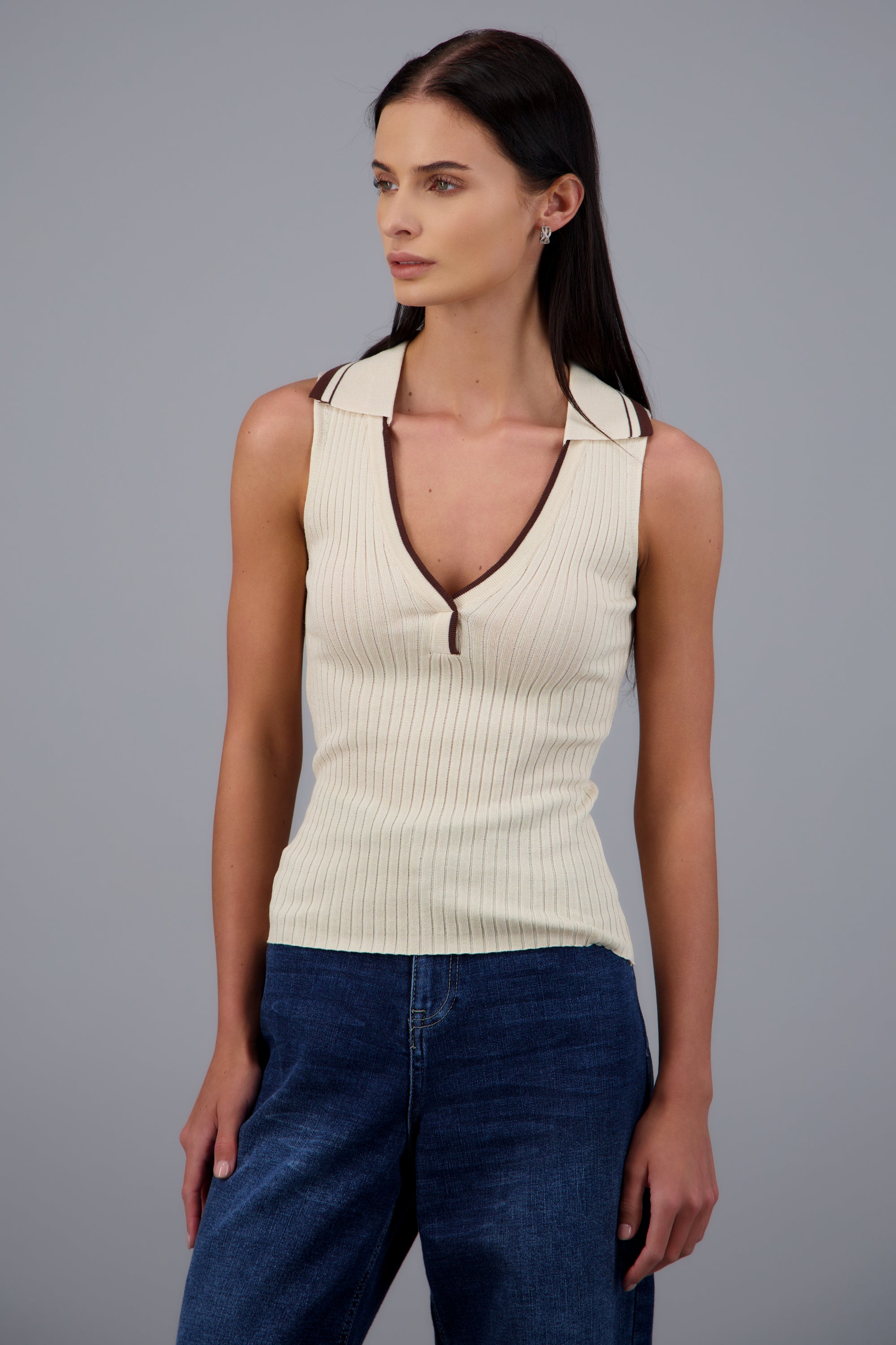 top tejido escote v cuello tipo polo CREMA