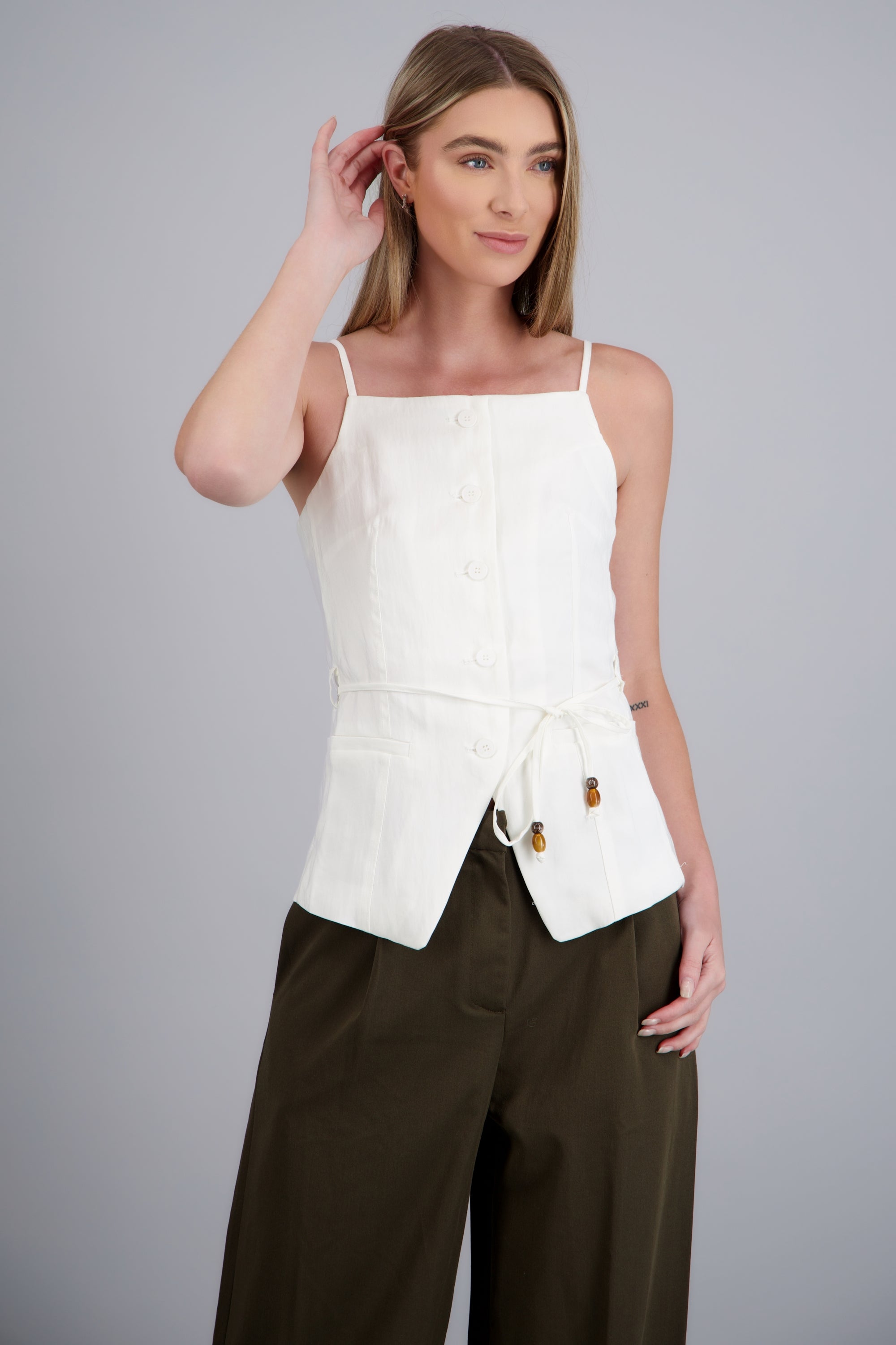 Top lino sin mangas detalle cinturon BLANCO