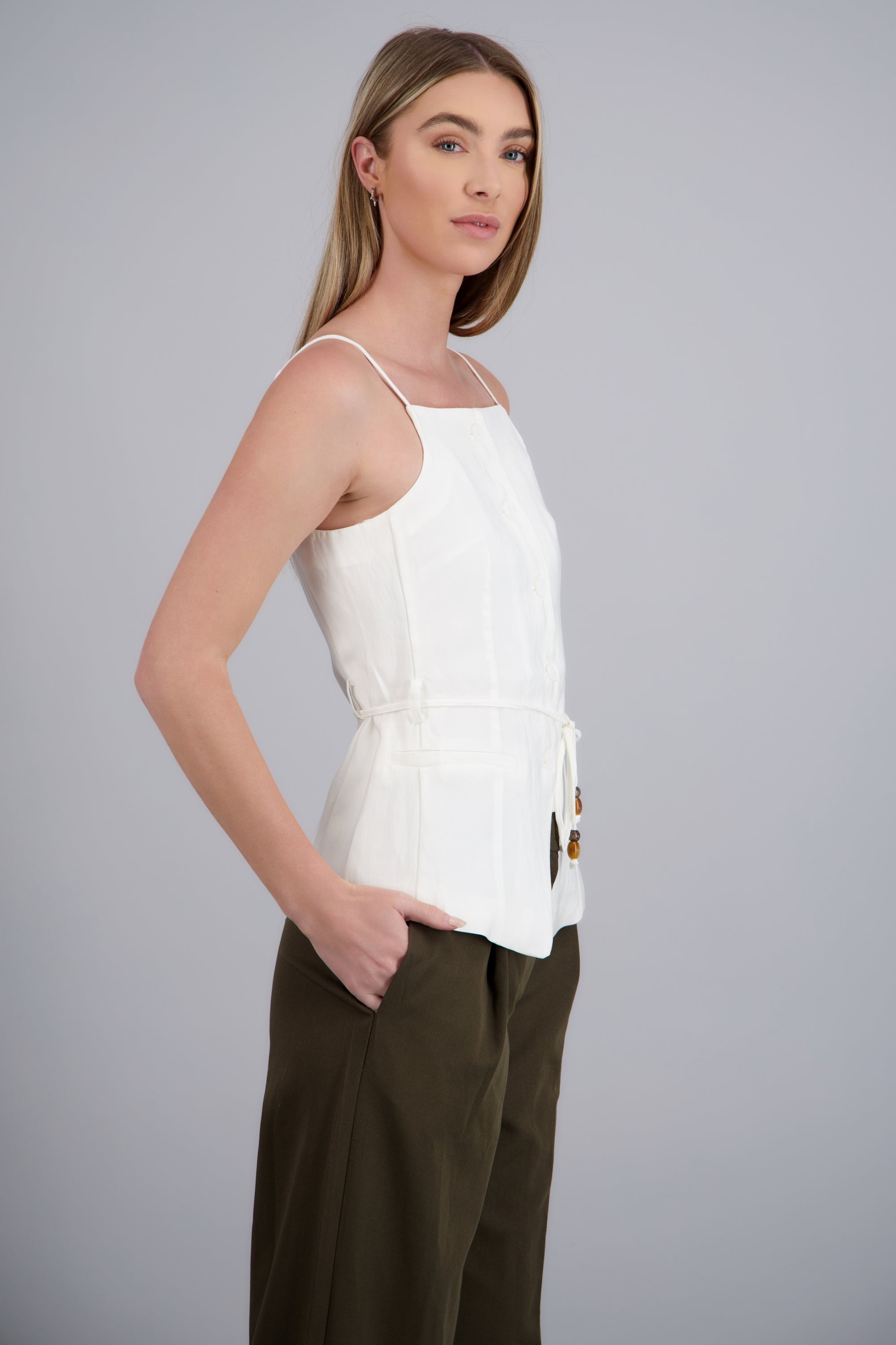 Top lino sin mangas detalle cinturon BLANCO