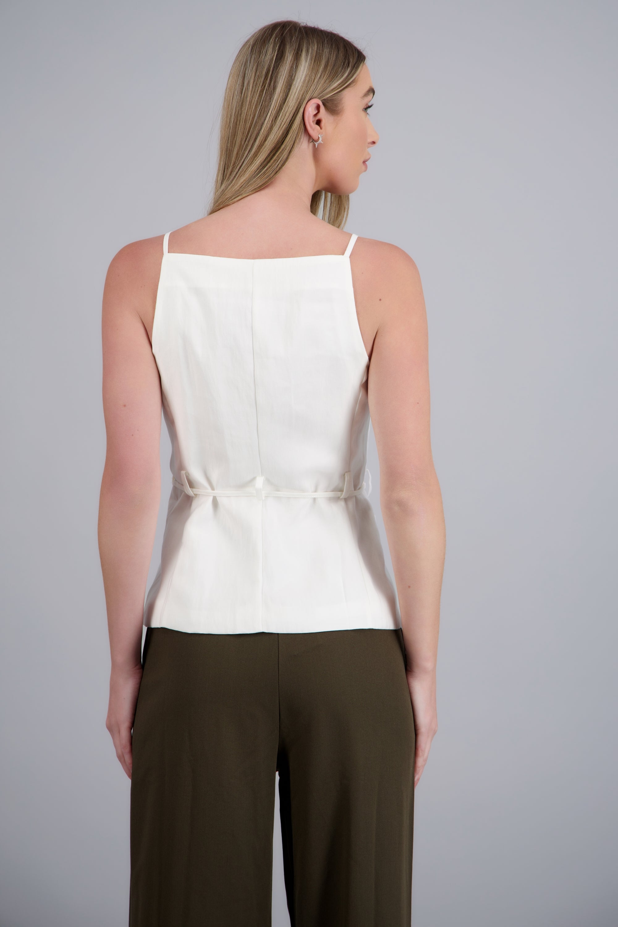 Top lino sin mangas detalle cinturon BLANCO