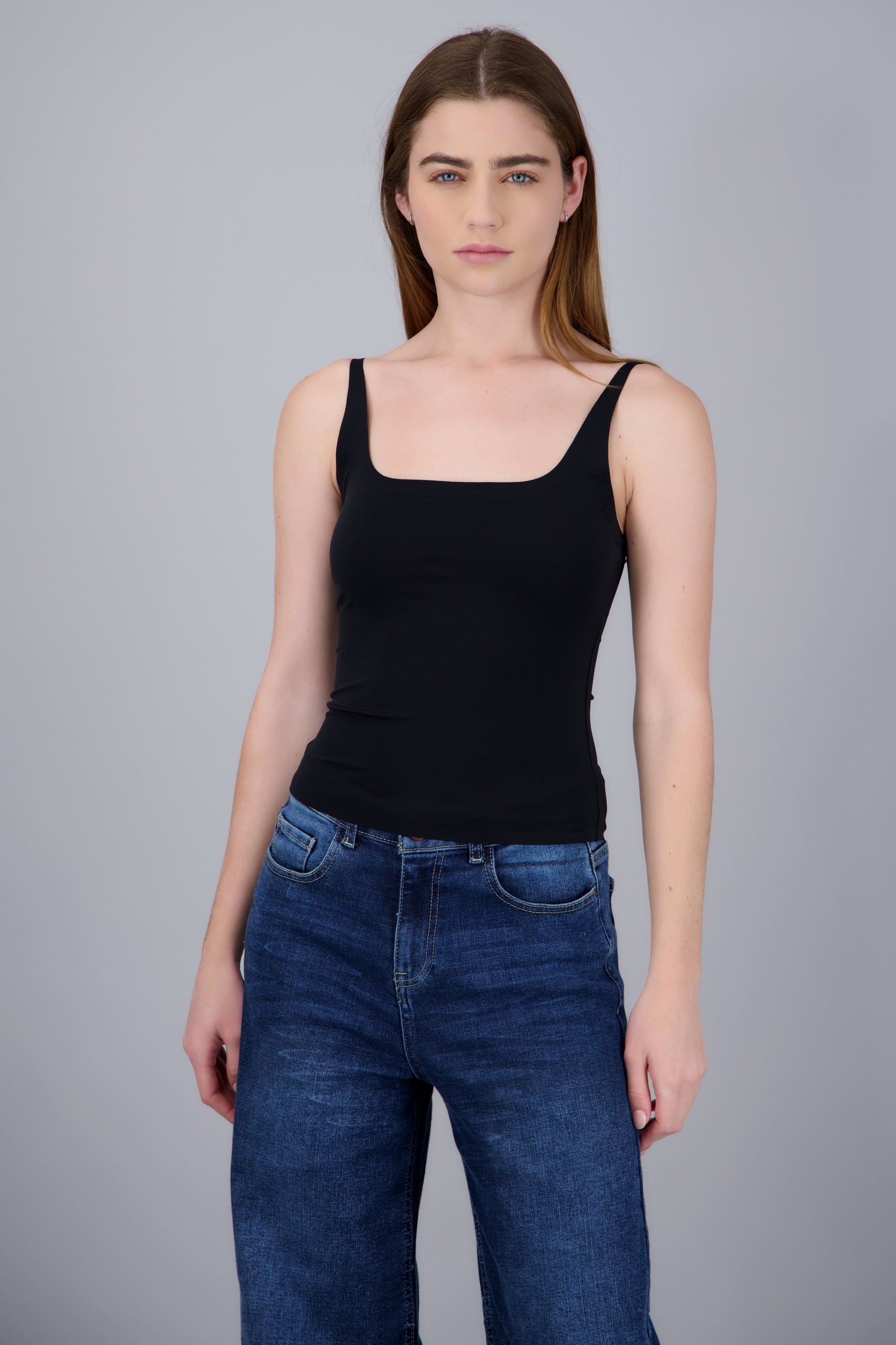 top básico slim corte recto NEGRO
