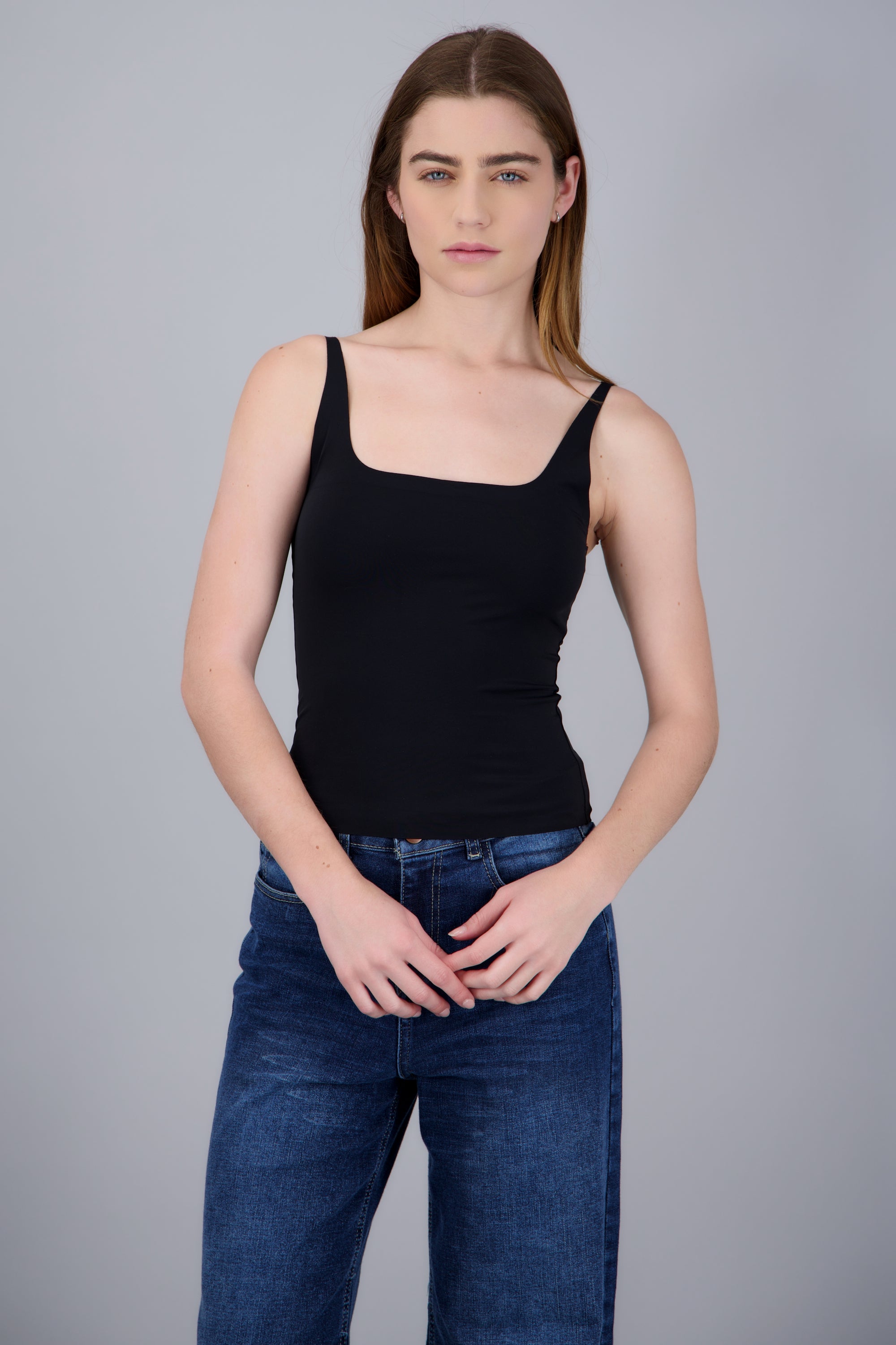 top básico slim corte recto NEGRO
