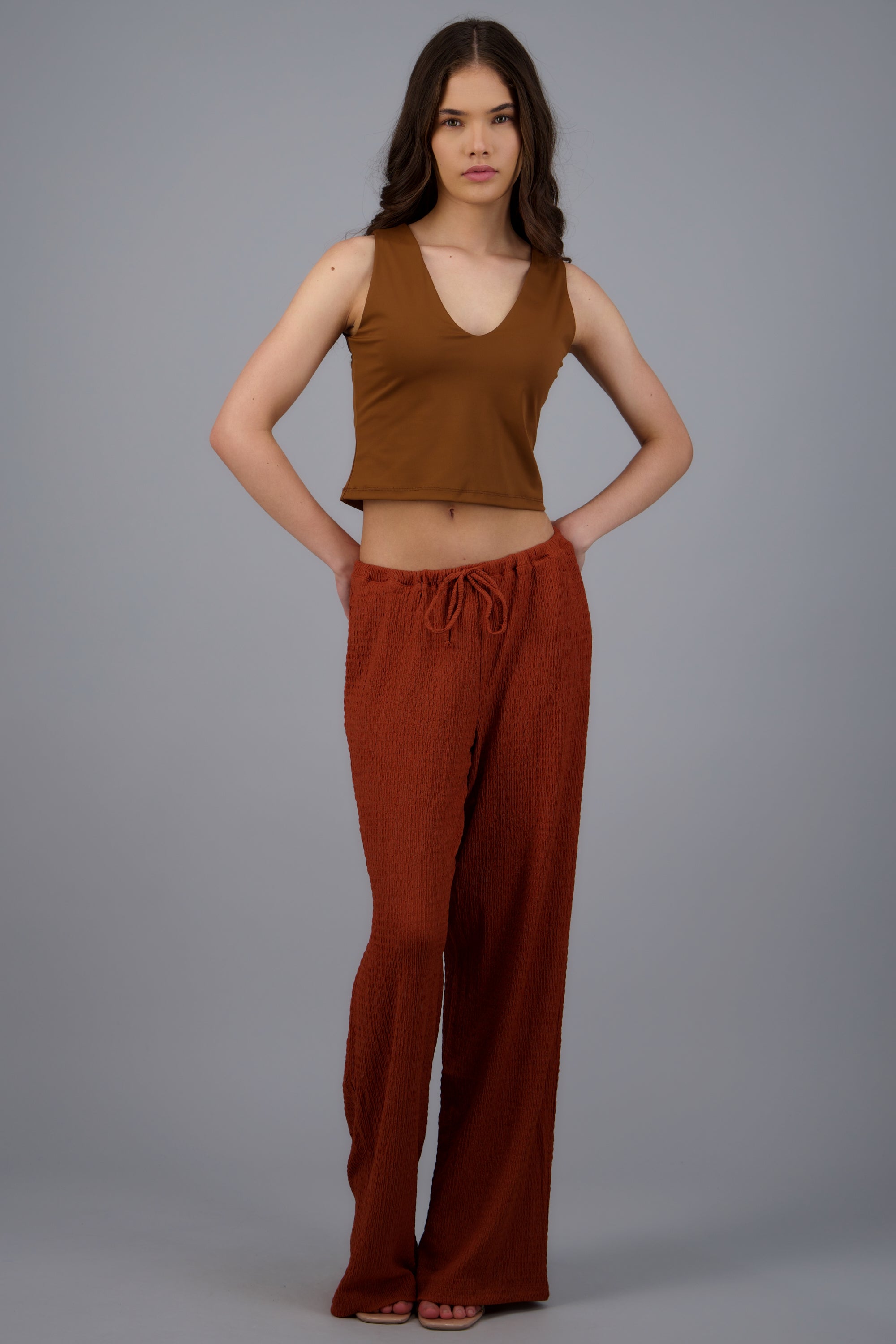 Pantalon recto ligero detalle textura LADRILLO