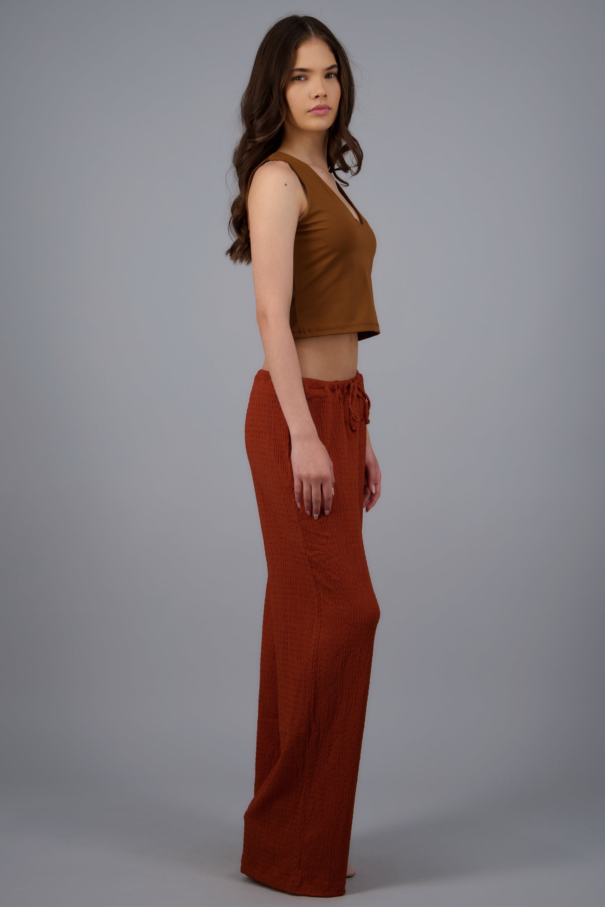 Pantalon recto ligero detalle textura LADRILLO