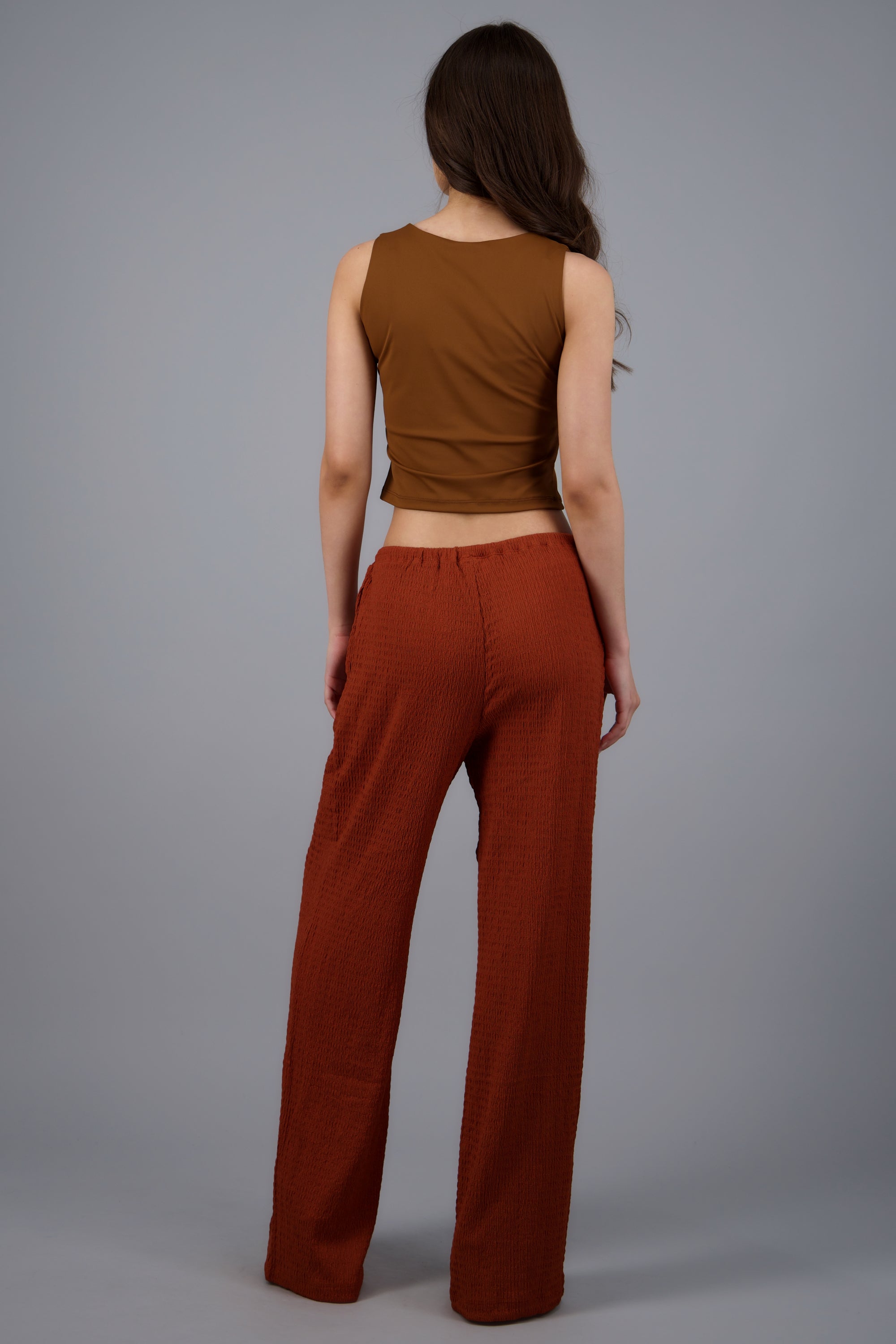 Pantalon recto ligero detalle textura LADRILLO