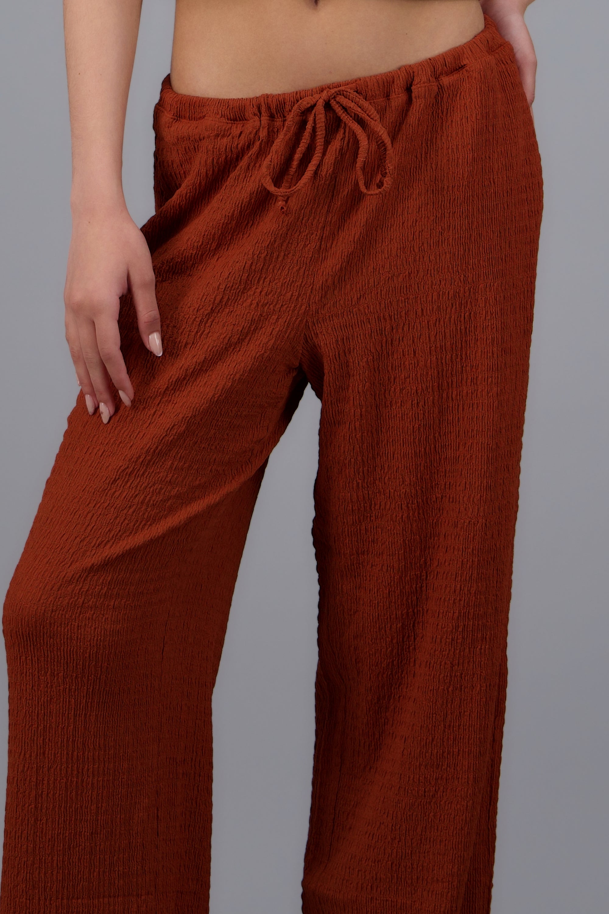 Pantalon recto ligero detalle textura LADRILLO