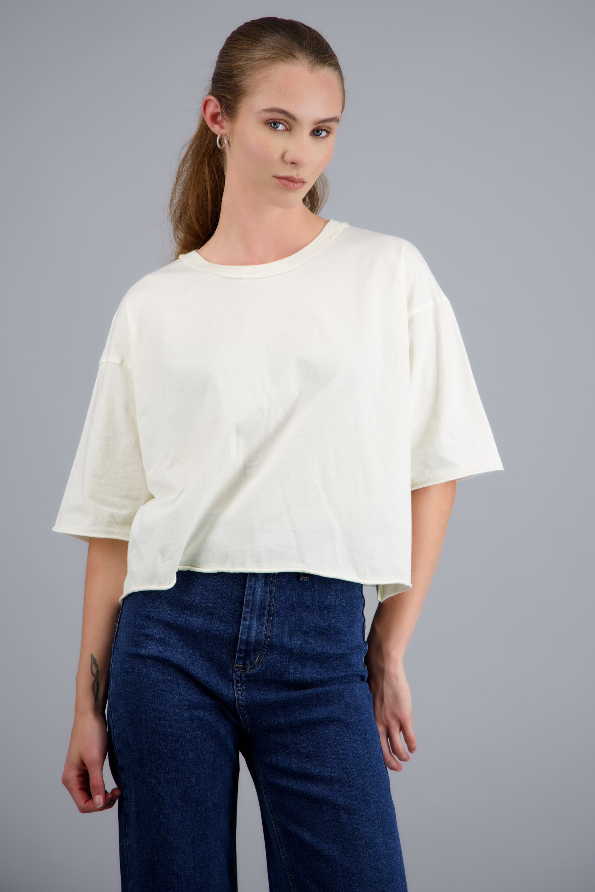 Playera crop fit boxy CREMA