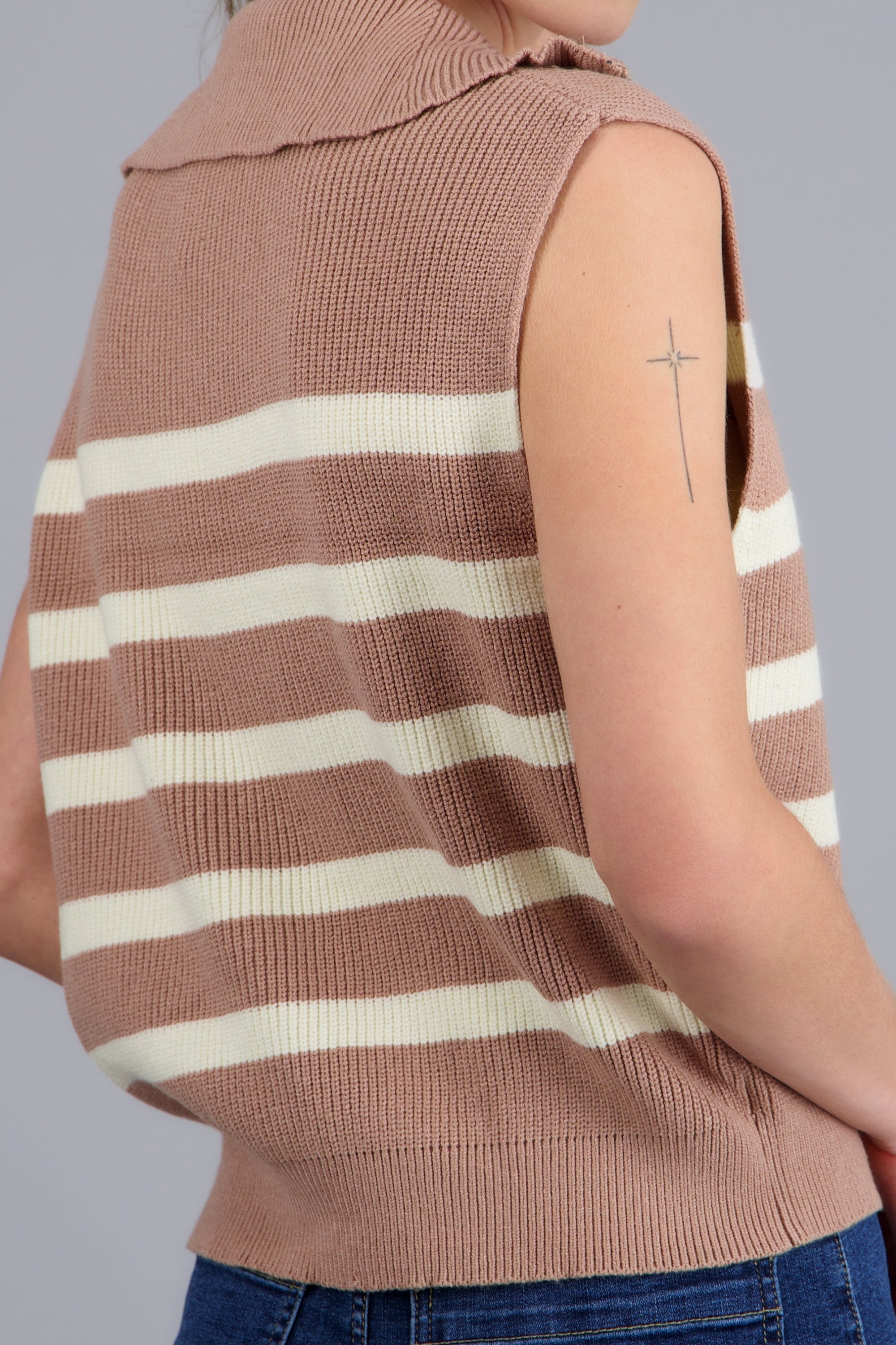 Chaleco tejido rayas detalle cierre KHAKI COMBO