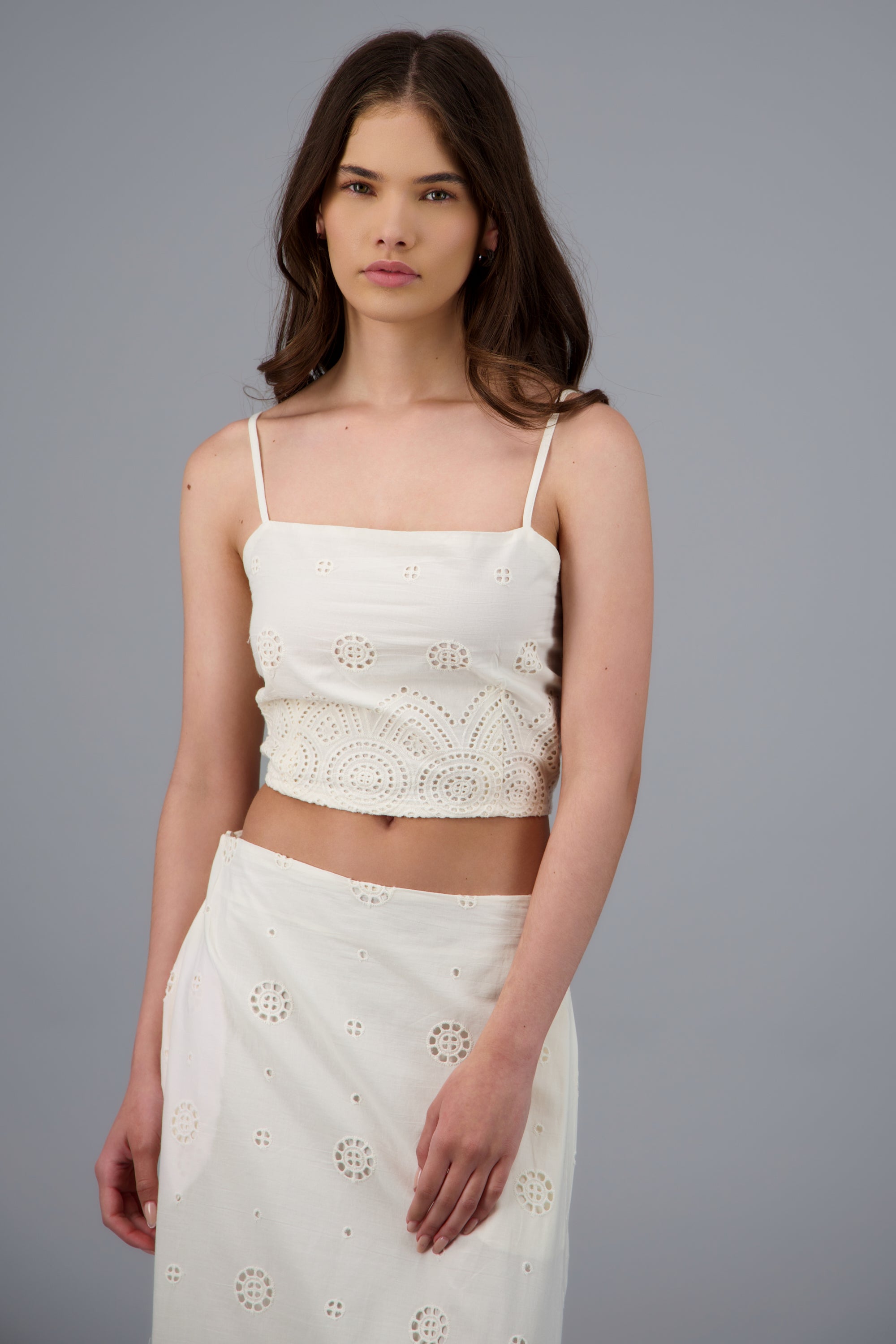 Top crop tirantes detalle eyelet BEIGE