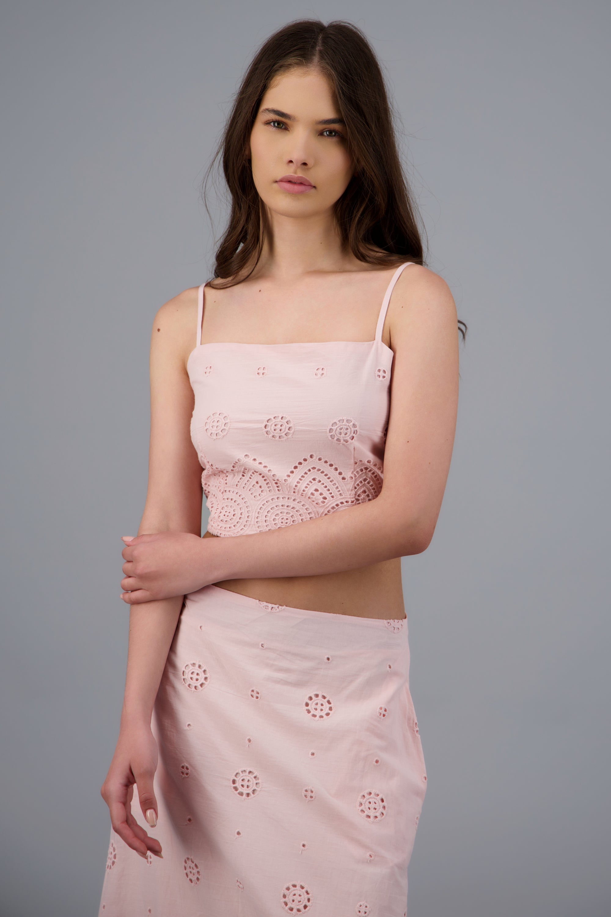 Top crop tirantes detalle eyelet ROSA