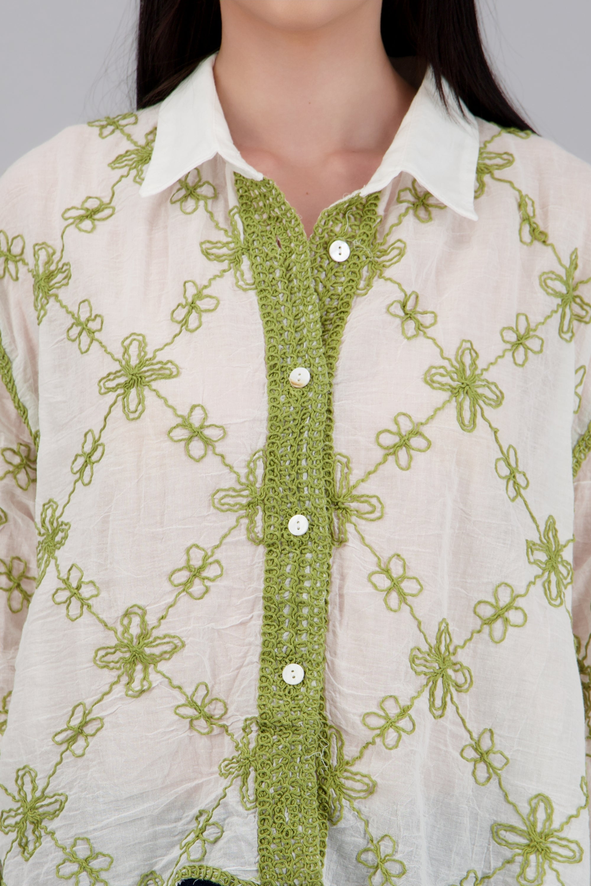 CAMISA M/L DET BORDADO FLORES VERDE COMBO