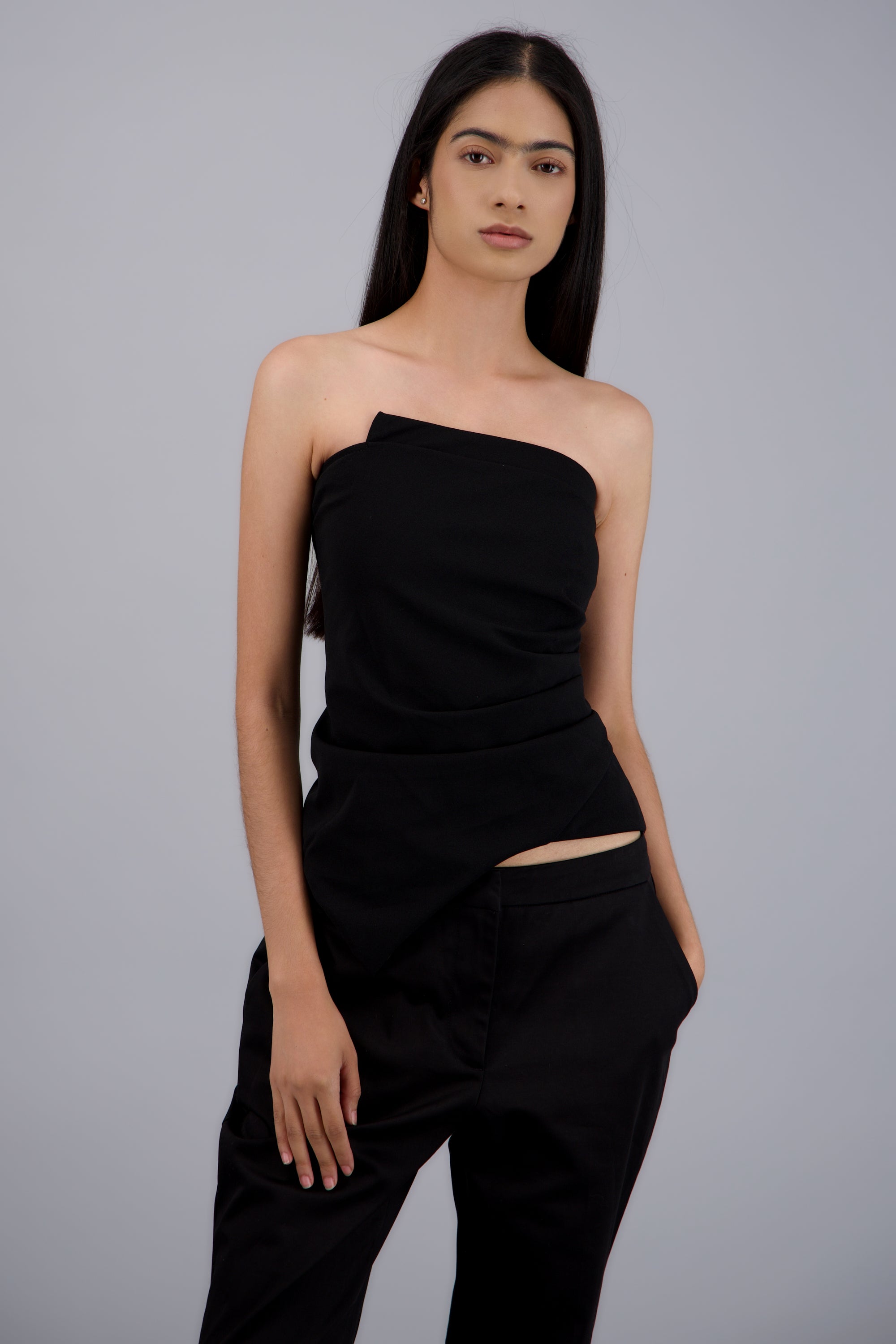 Top strapless asimetrico frunce NEGRO