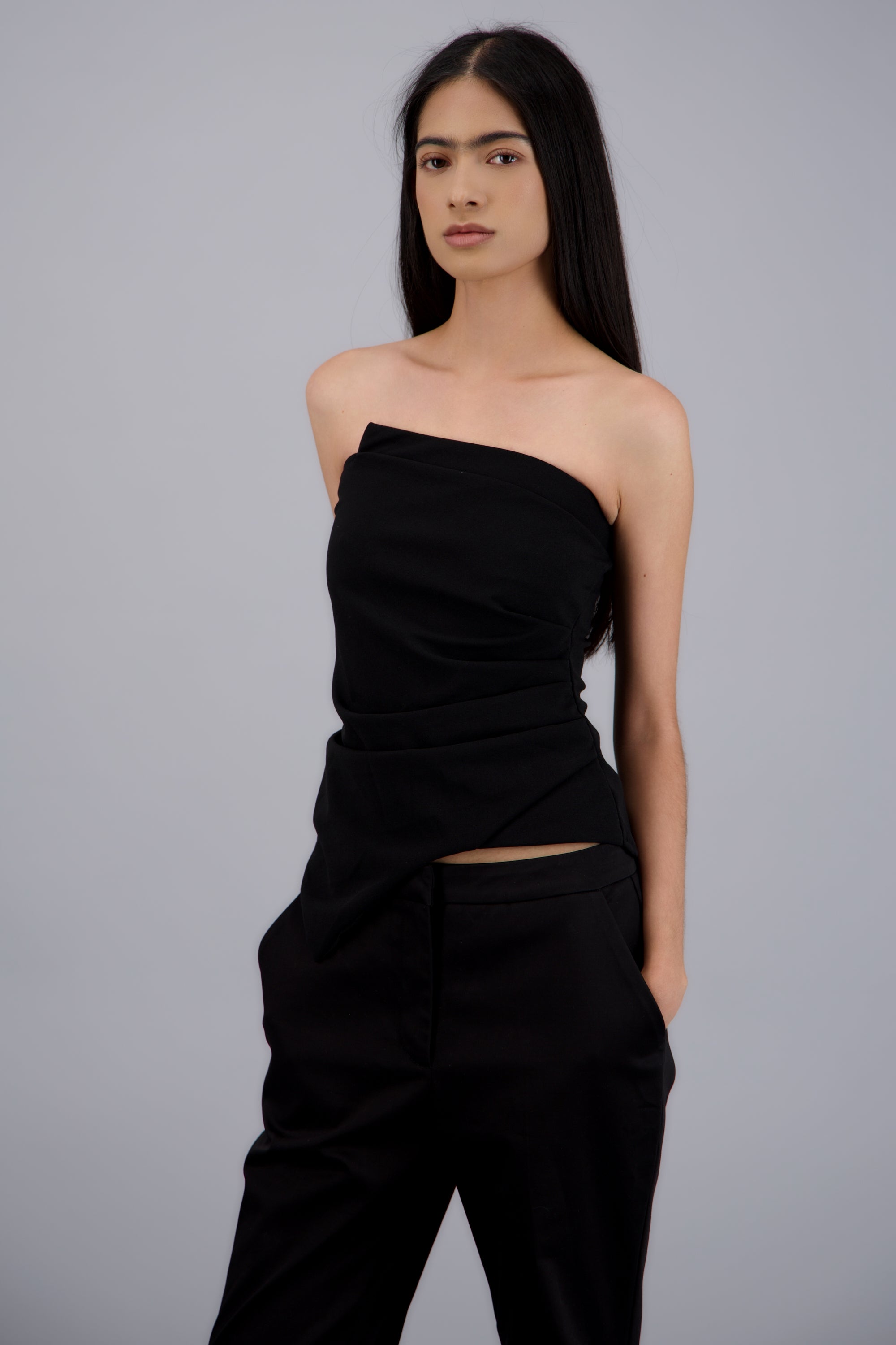 Top strapless asimetrico frunce NEGRO
