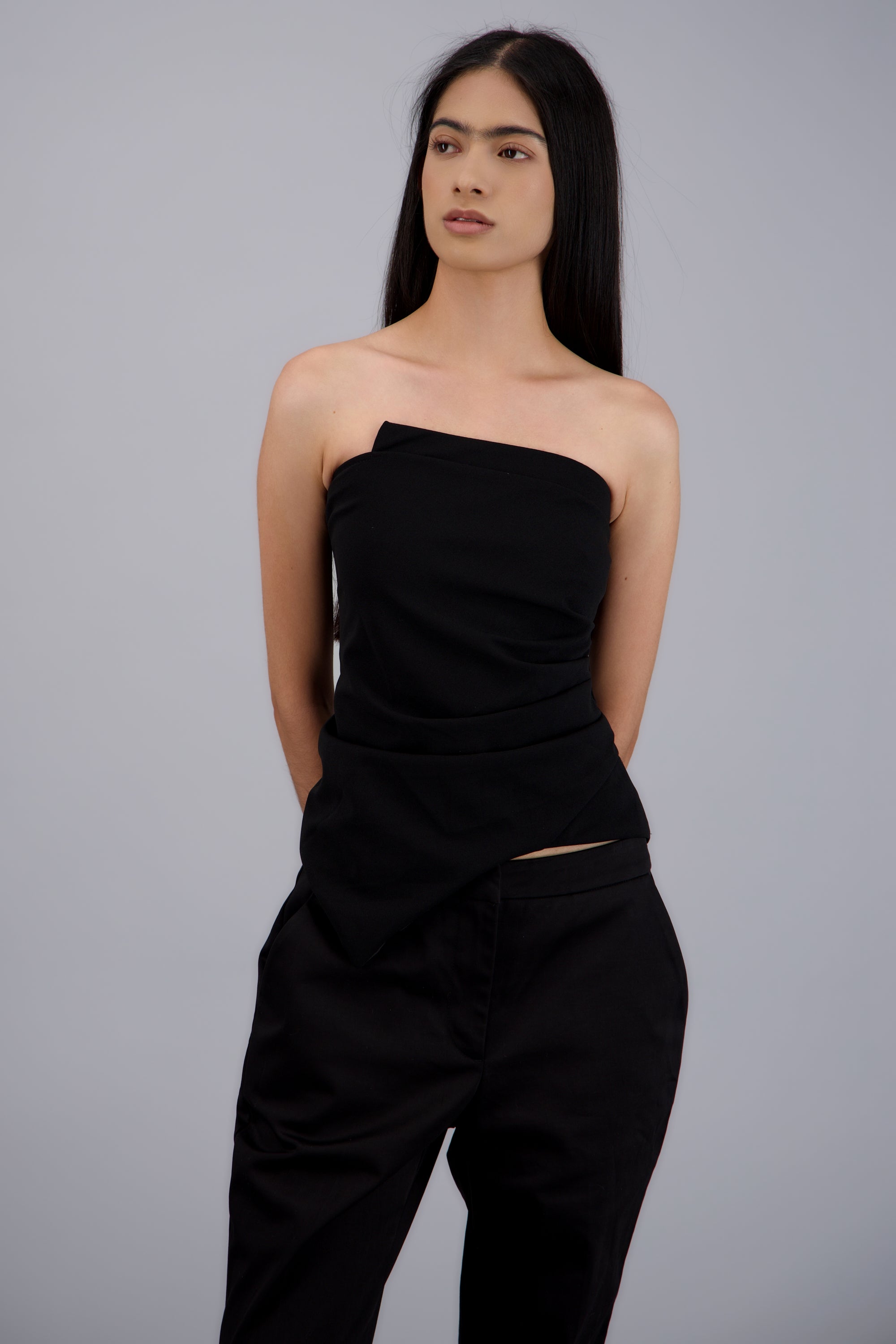 Top strapless asimetrico frunce NEGRO