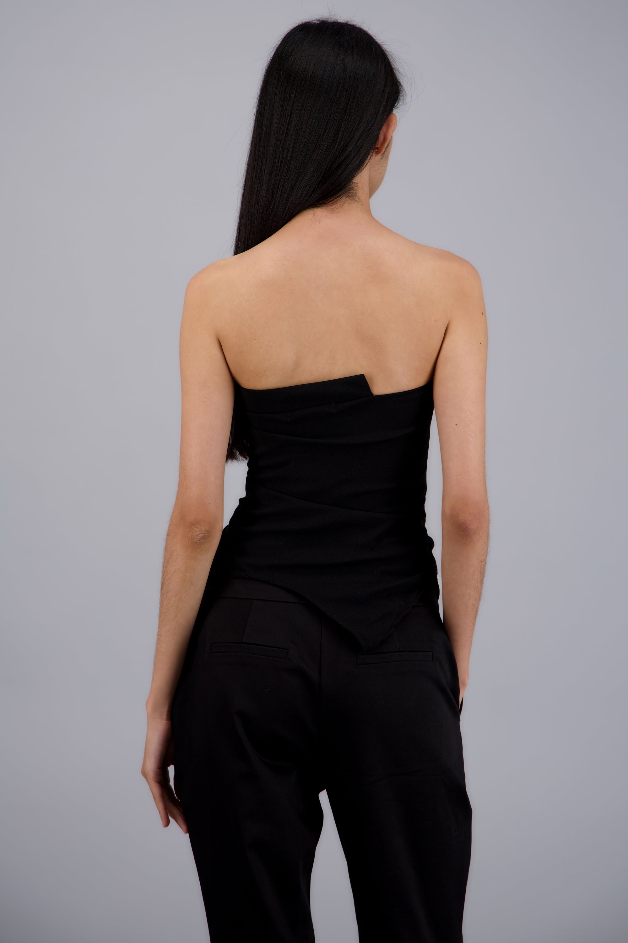 Top strapless asimetrico frunce NEGRO