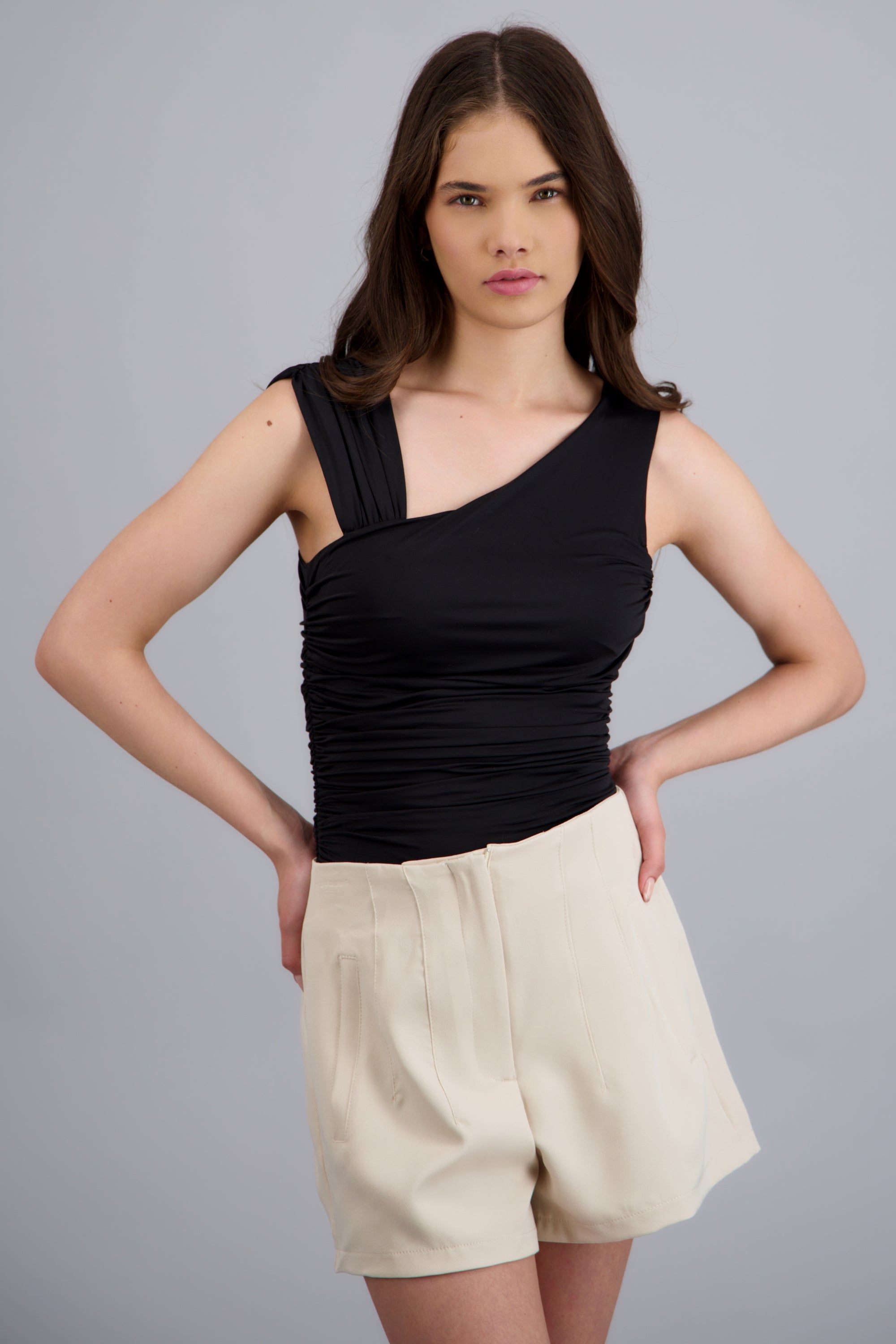 Top asimetrico drapeado NEGRO