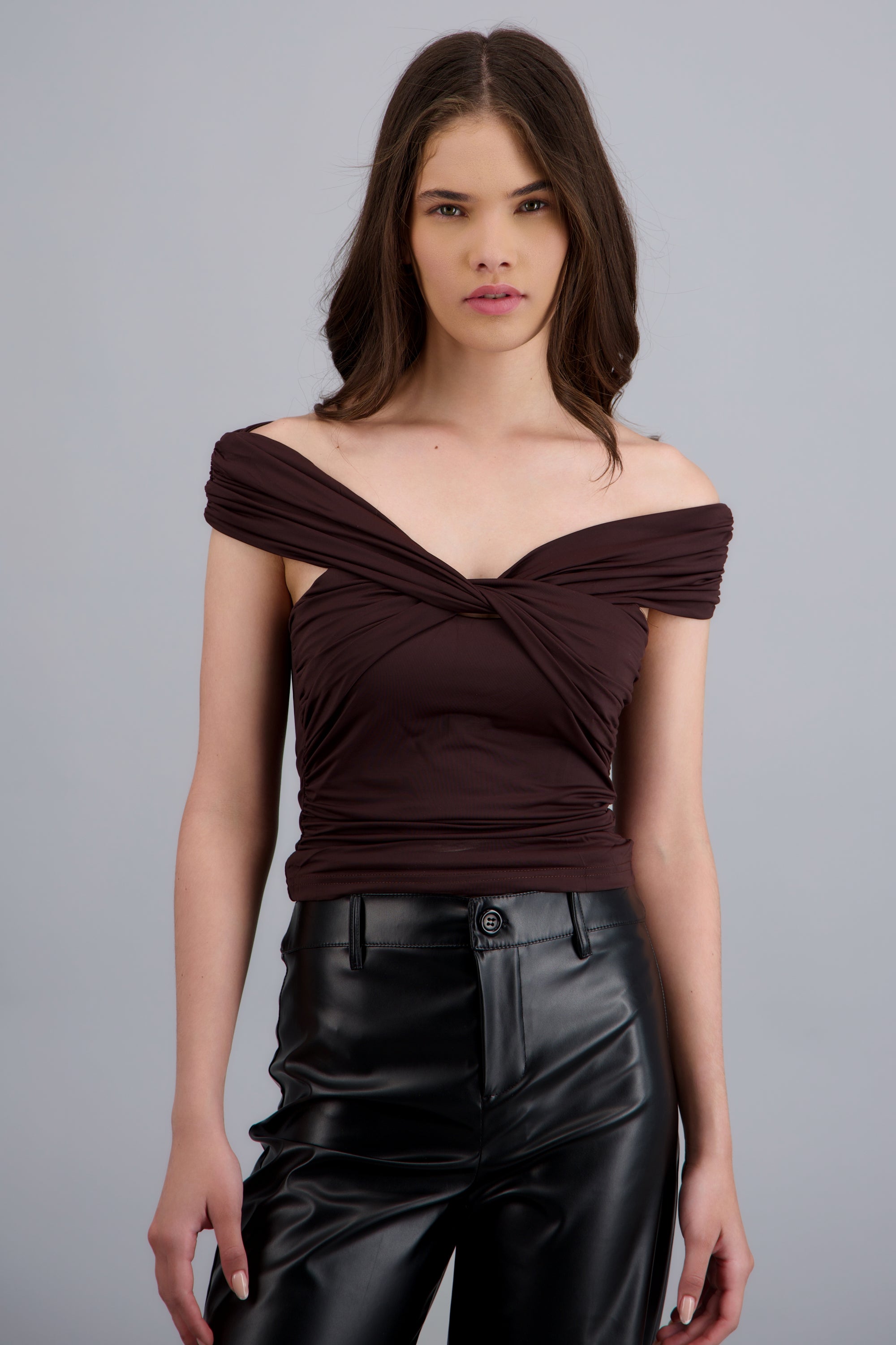 Top drapeado con escote cruzado CHOCOLATE