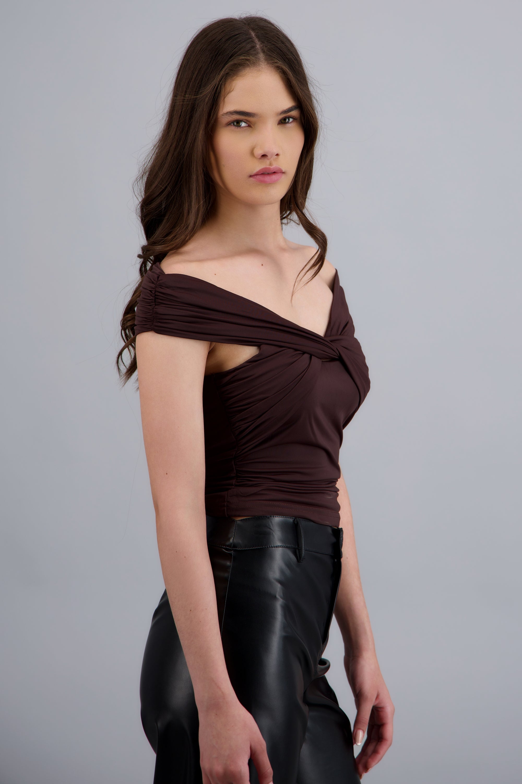 Top drapeado con escote cruzado CHOCOLATE