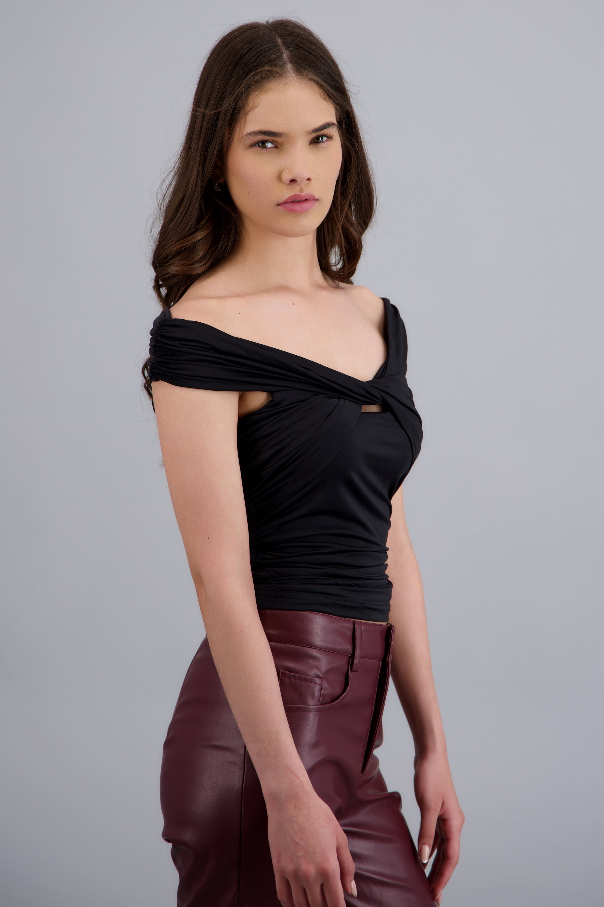 Top drapeado con escote cruzado NEGRO