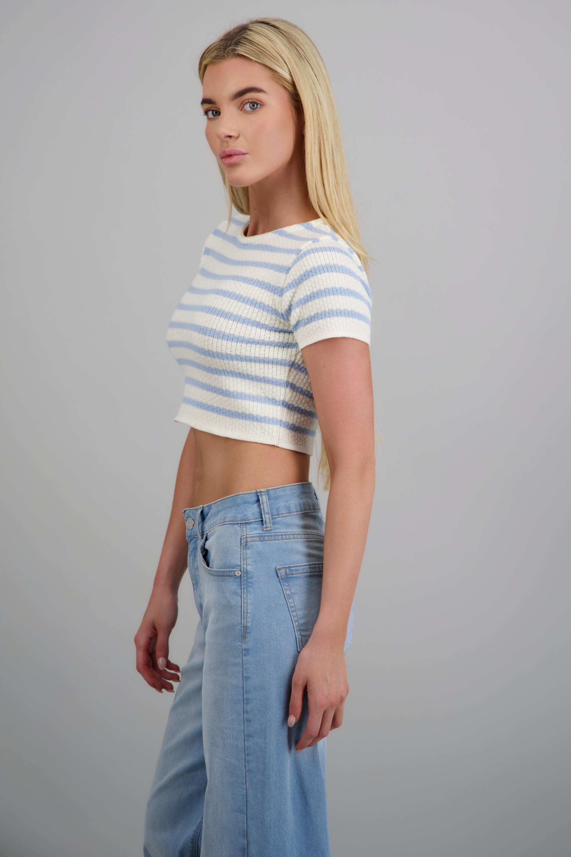 TOP CROP RAYAS TEXTURA KNI AZUL PASTEL