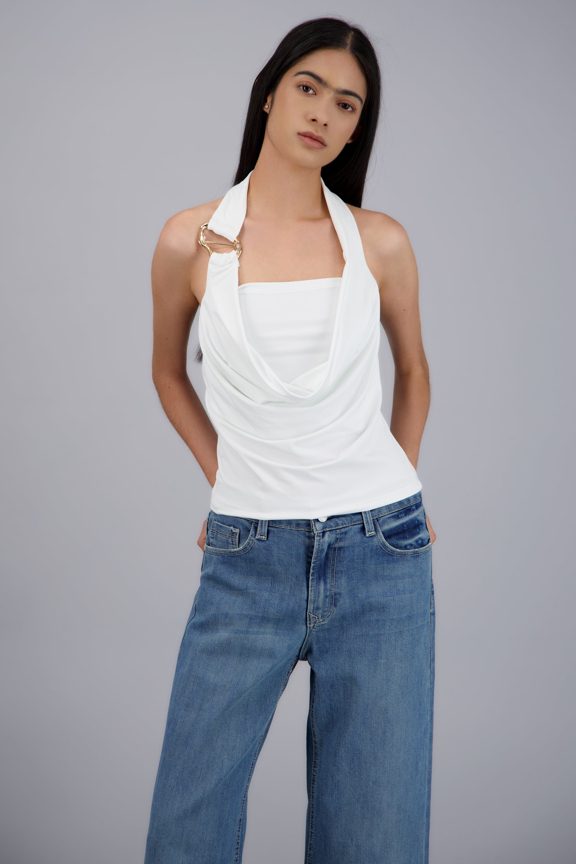 Top halter cascada con hebilla BLANCO