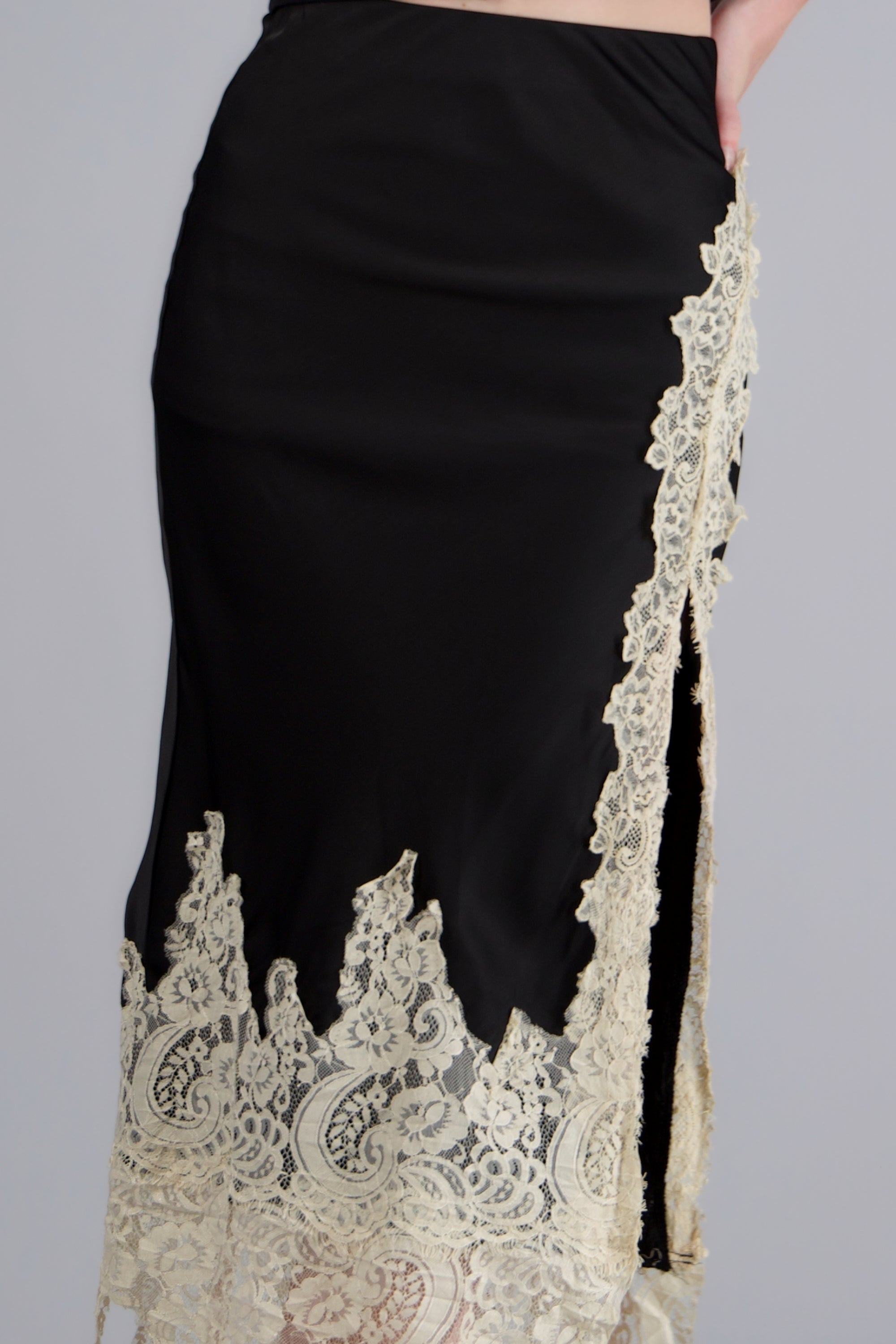 Falda midi satin detalle encaje NEGRO COMBO