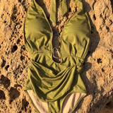 Traje de baño escote porfundo detalle argolla