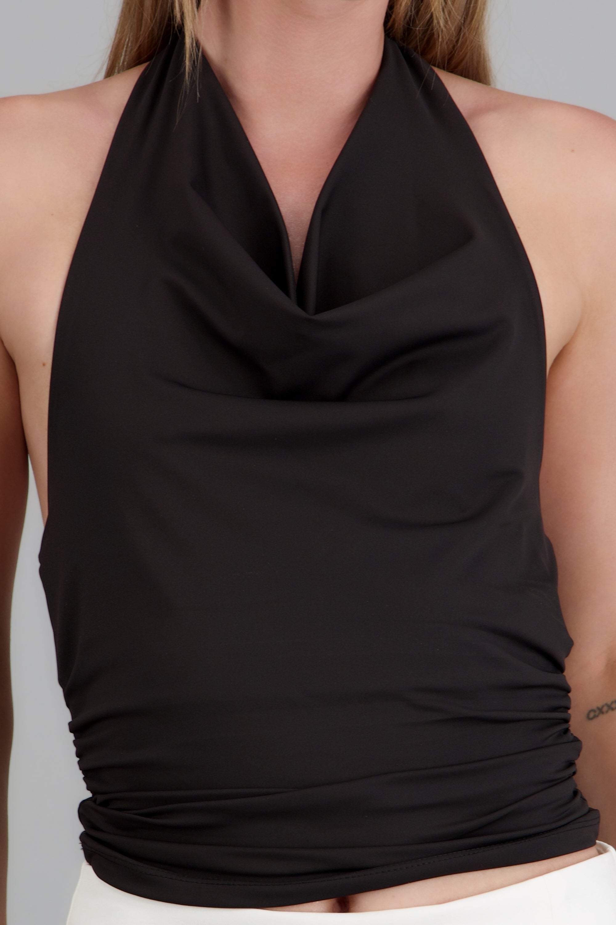 Top drapeado escote cascada NEGRO