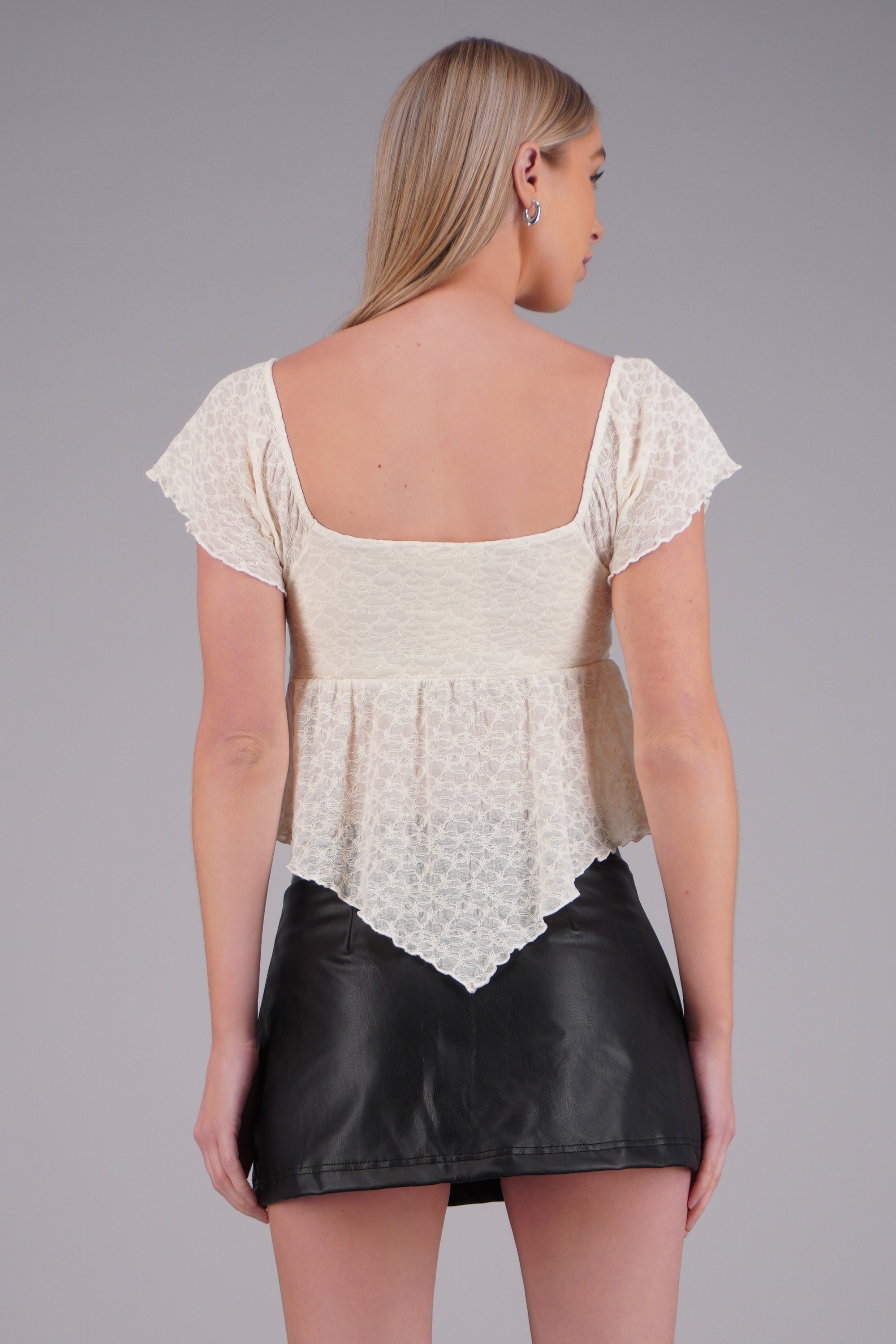Blusa de encaje manga corta con detalle nudo CREMA