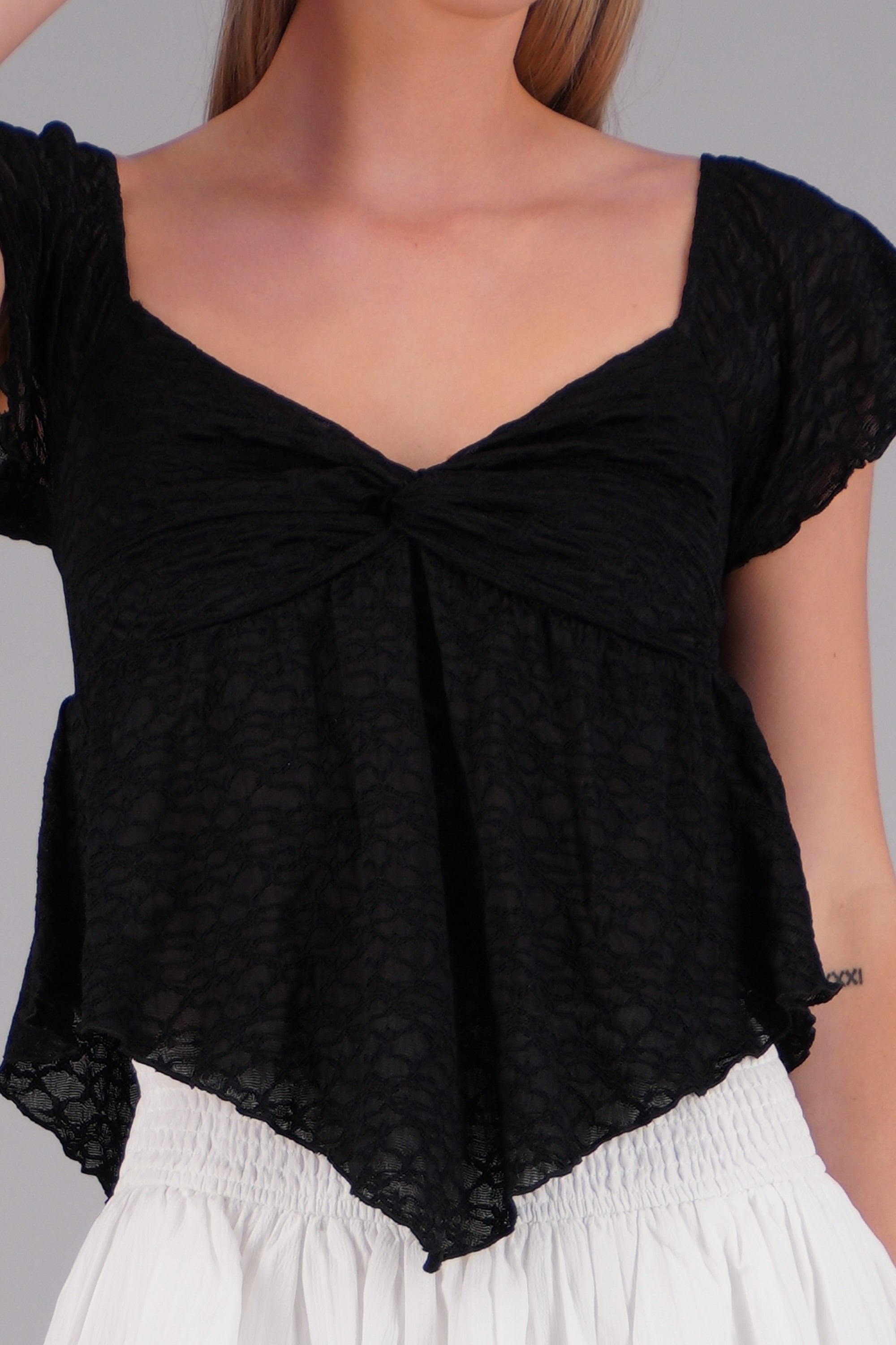 Blusa de encaje manga corta con detalle nudo NEGRO